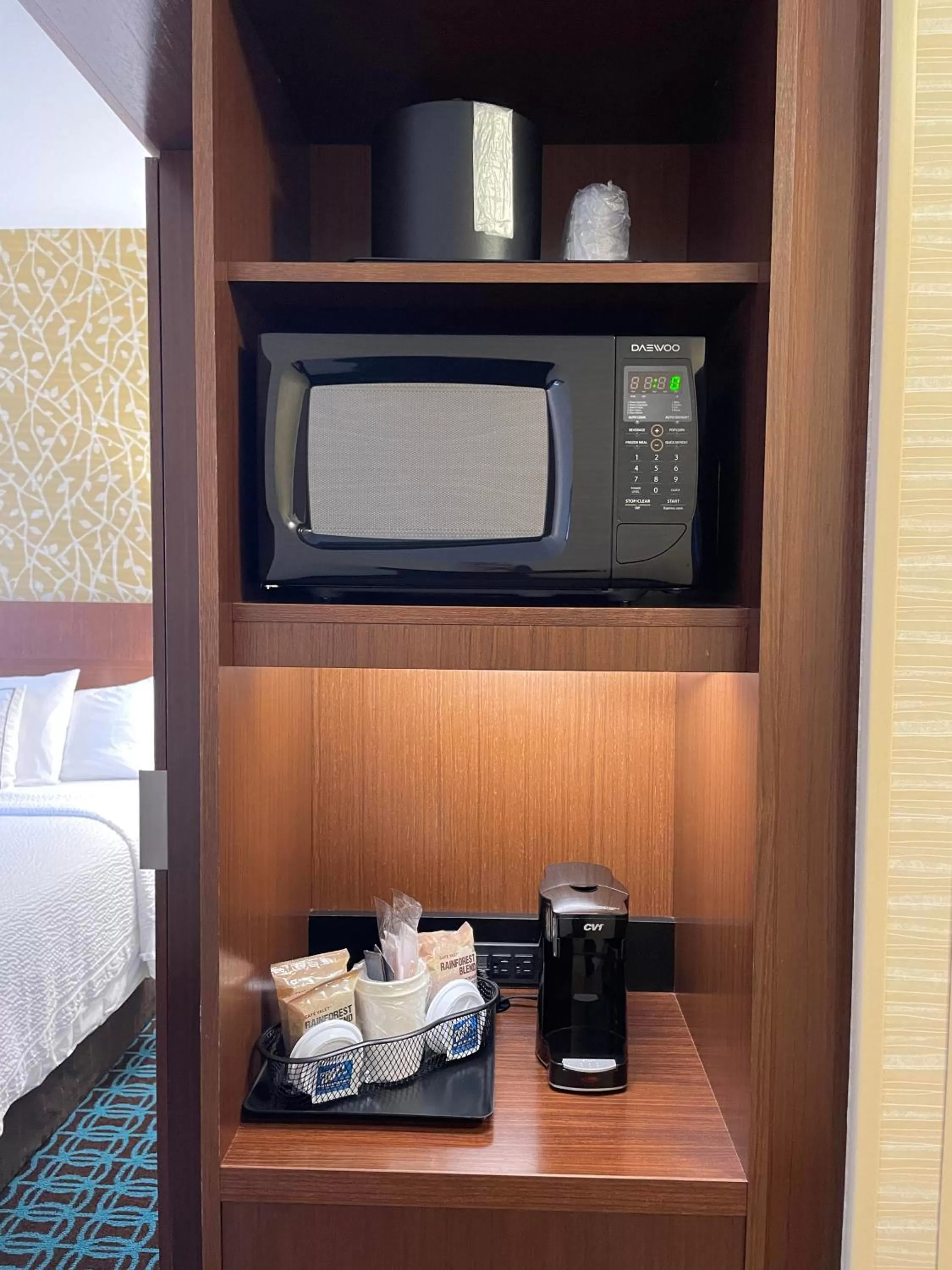 Coffee/tea facilities, Bed in Fairfield Inn & Suites by Marriott Poplar Bluff