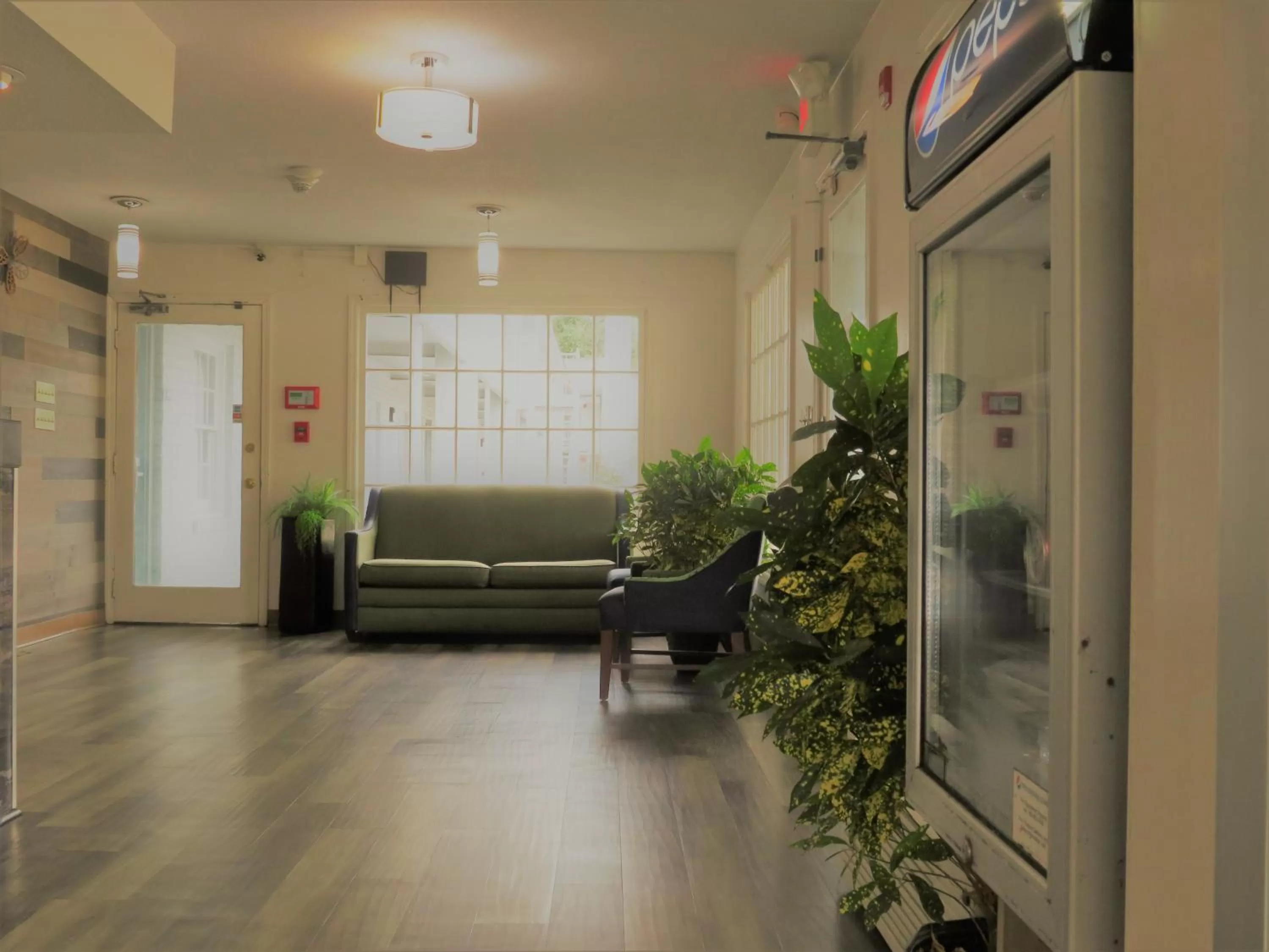 Communal lounge/ TV room in Travelodge by Wyndham Walterboro