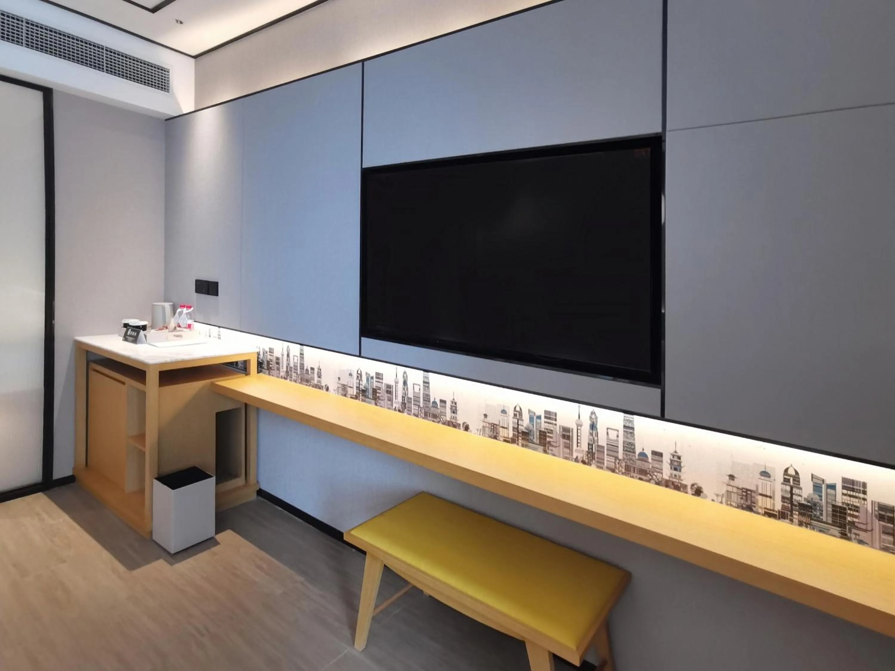 TV and multimedia in Hilton Garden Inn Shanghai Lujiazui