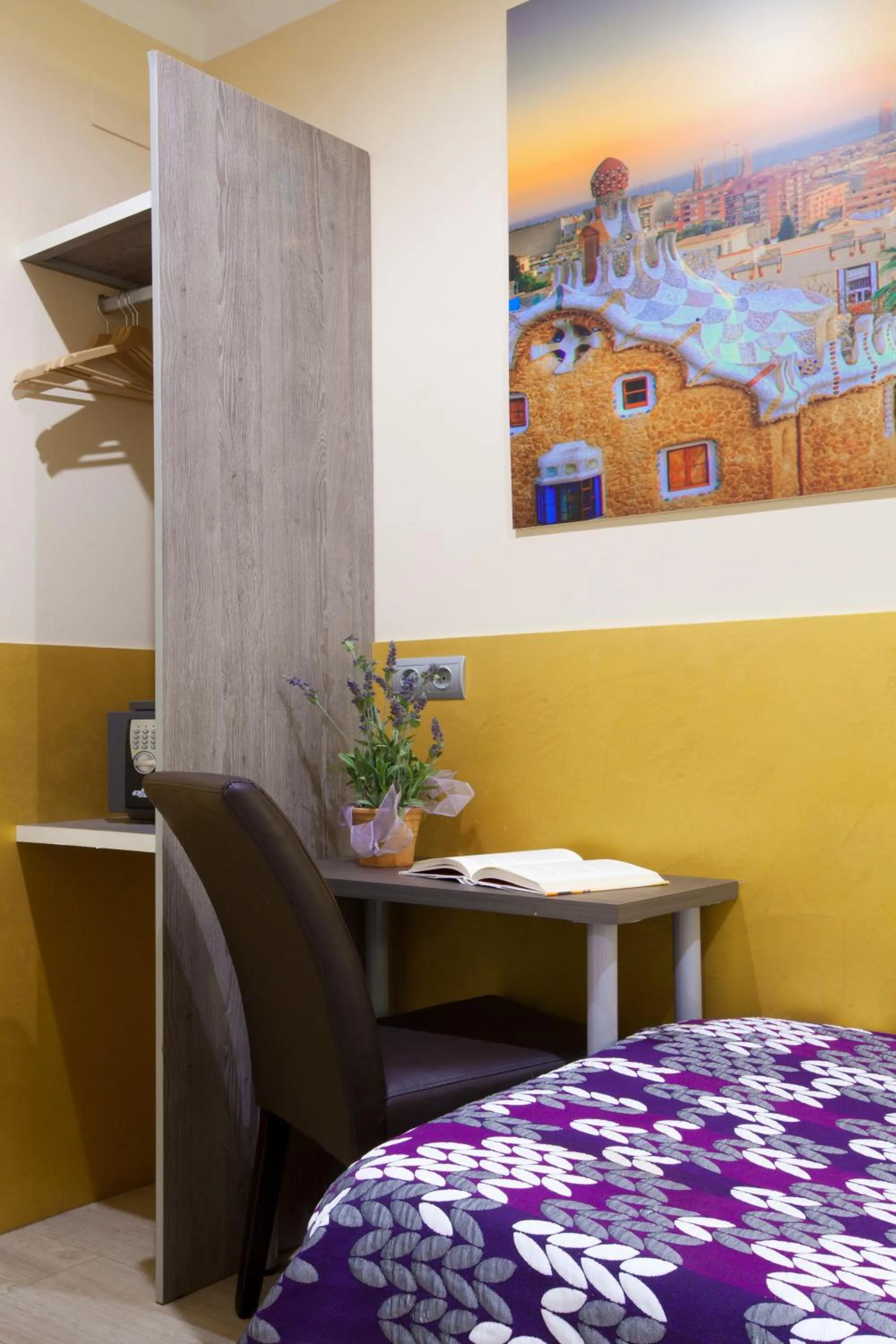 Decorative detail, Bed in Hostal Barcelona