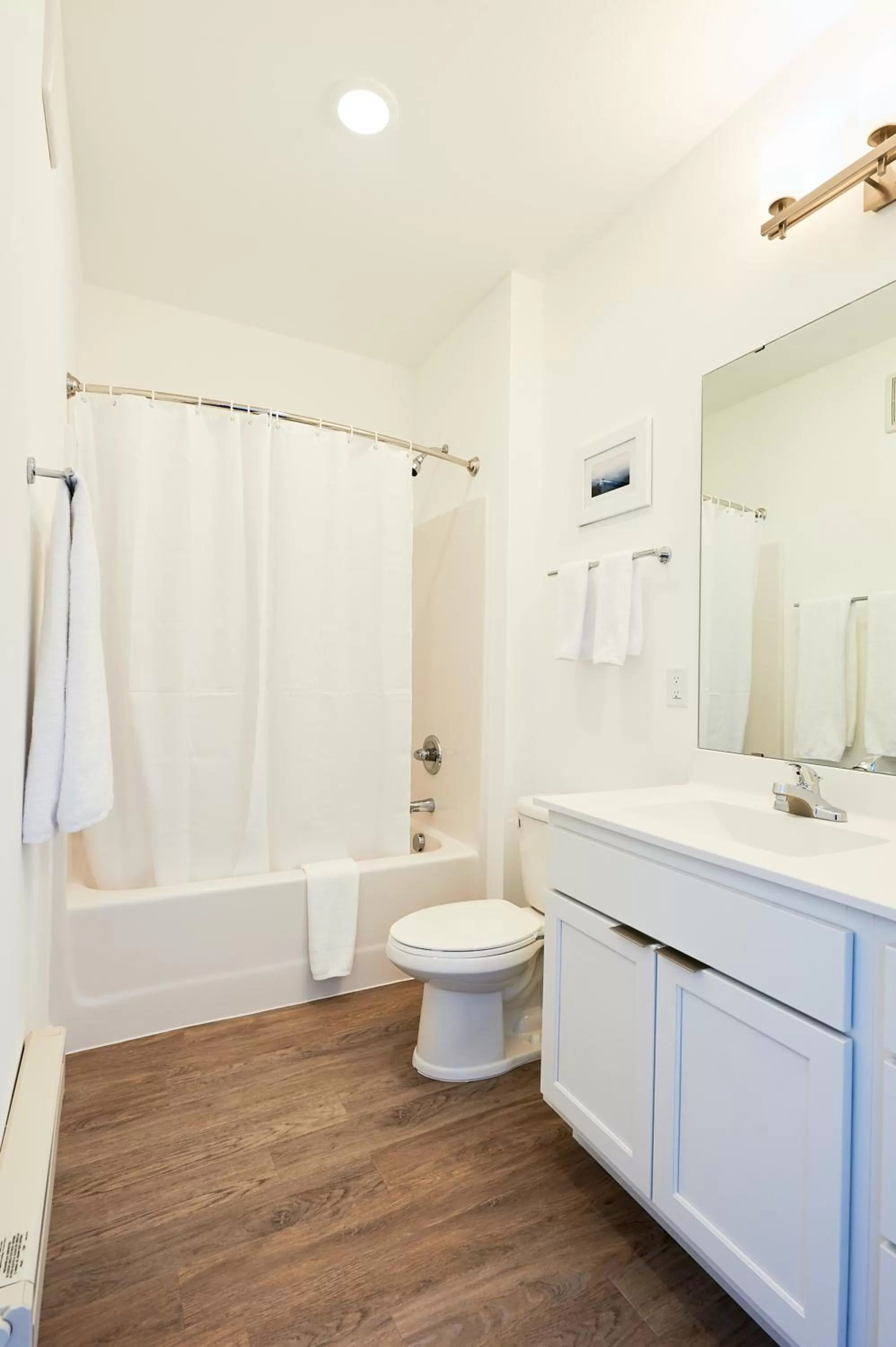 Living room, Bathroom in Sonder at MODI