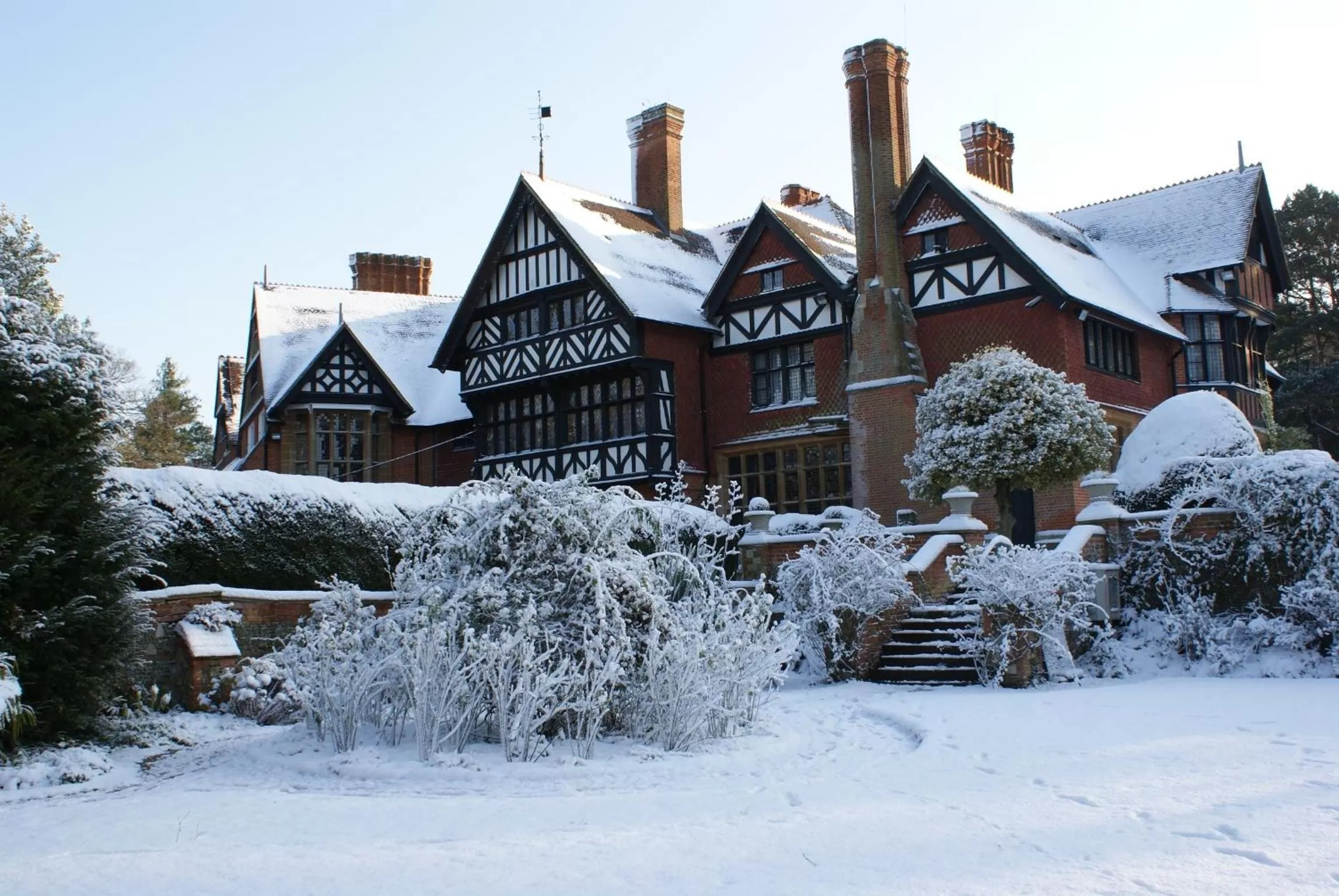 Facade/entrance in Best Western PLUS Grim's Dyke Hotel