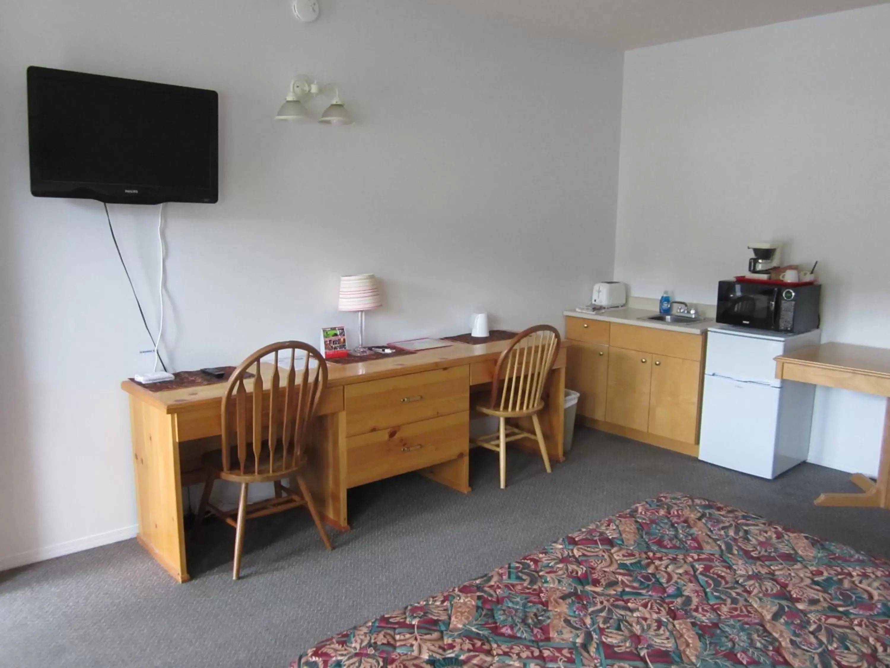 Queen Room with Kitchenette in Bonanza Gold Motel & RV Park Queen Room with Kitchenette in Bonanza Gold Motel & RV Park