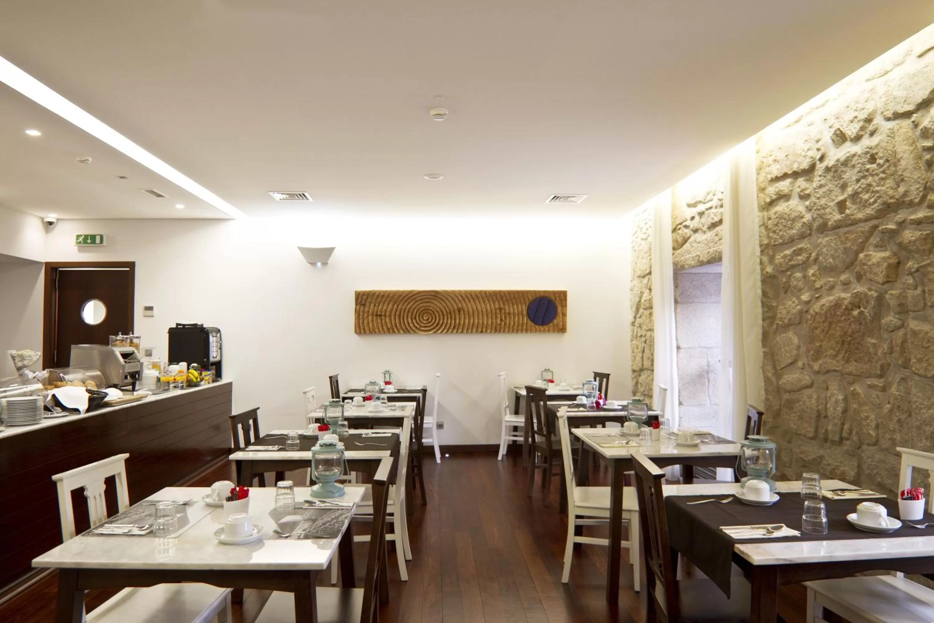 Restaurant/places to eat in Oca Ribeira do Porto Hotel