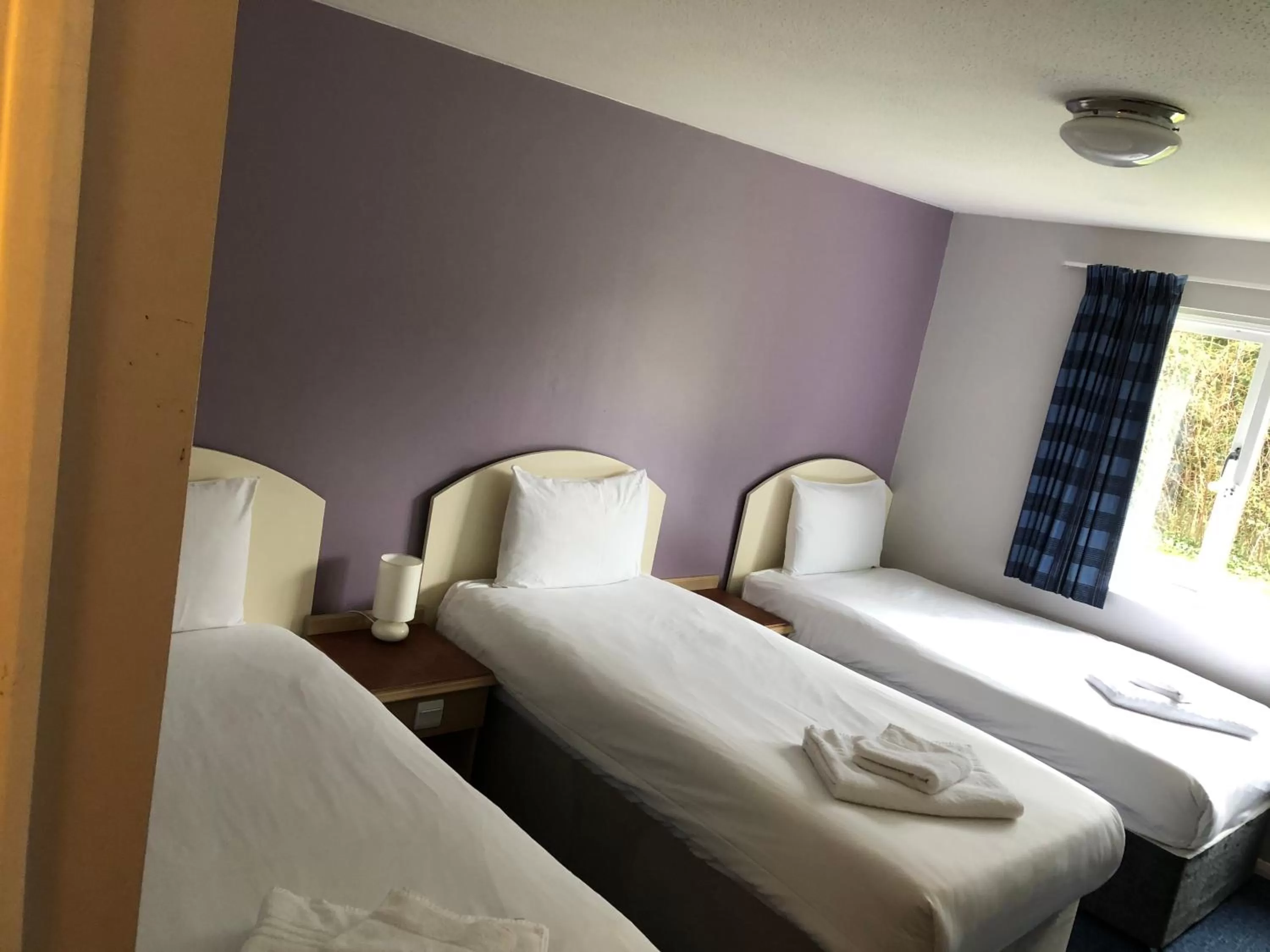 Bedroom, Bed in Redwings Lodge Baldock