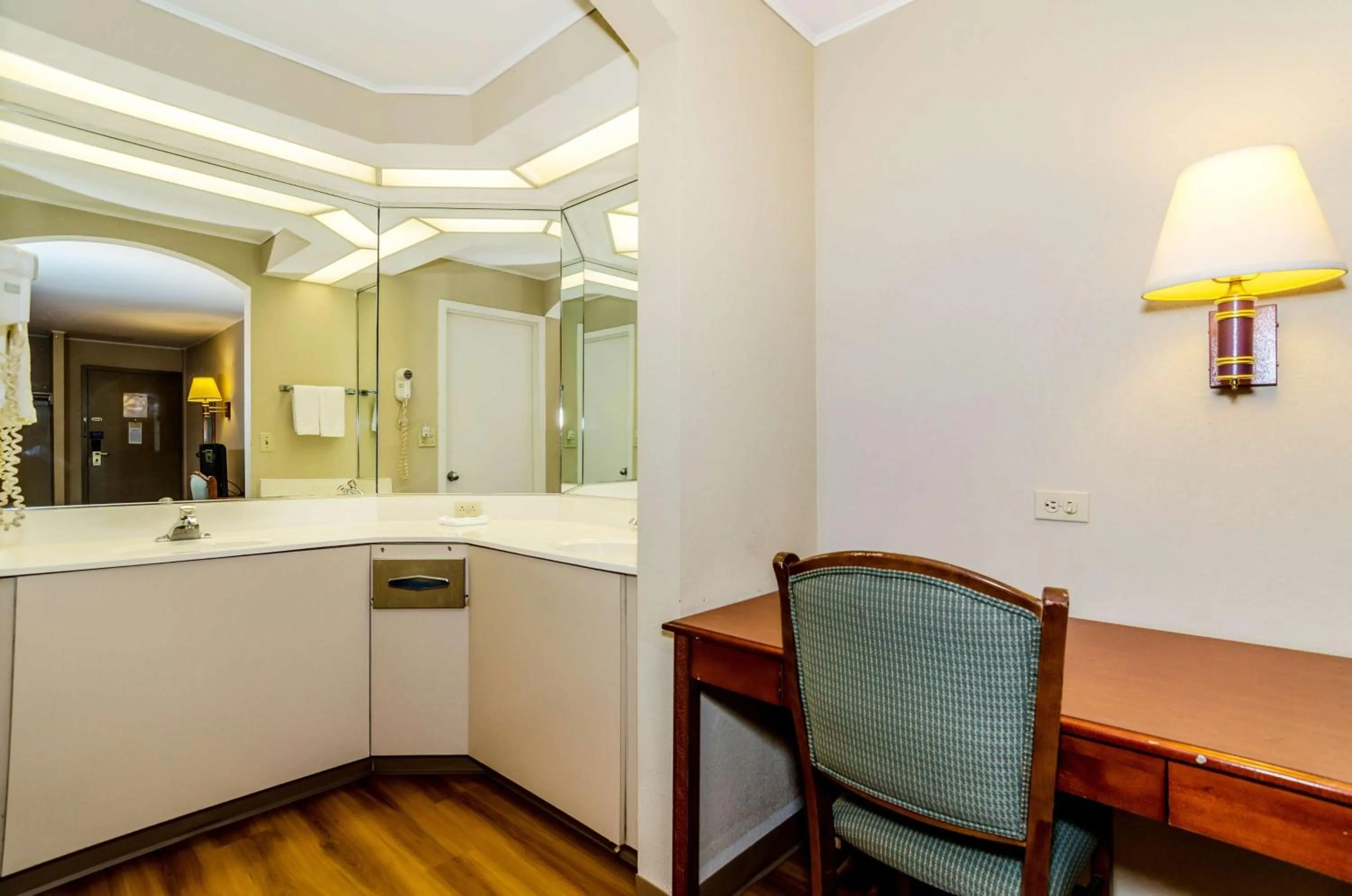 Bathroom in Motel 6-Newark, DE