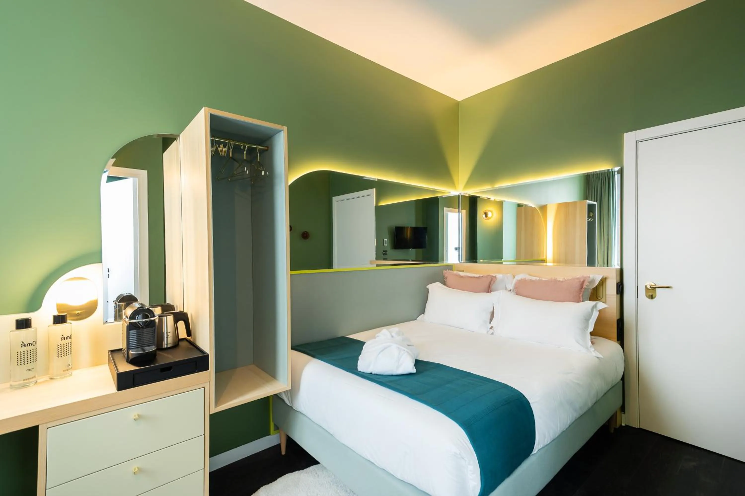 Bedroom, Bed in Hôtel Amoi Paris