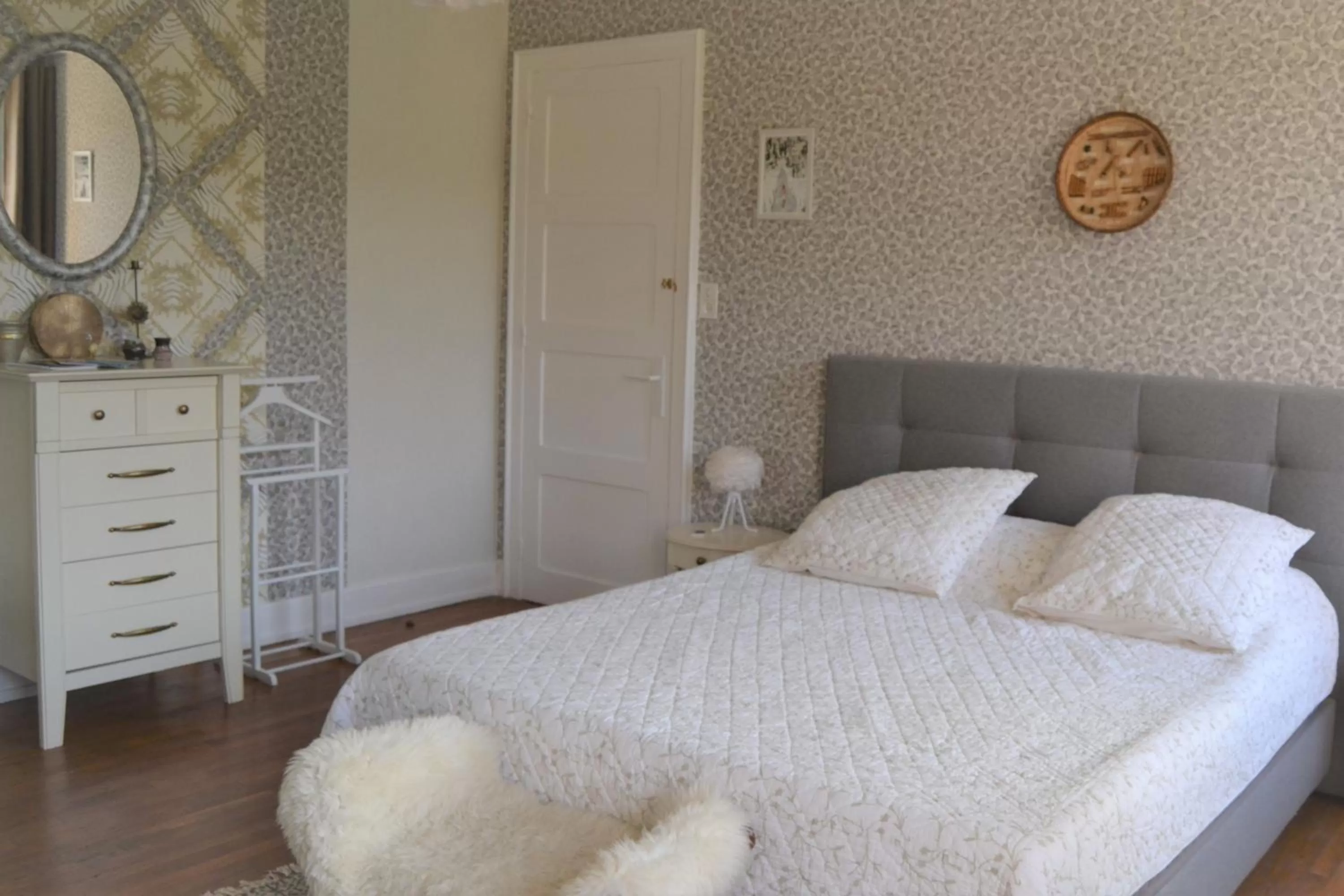 Photo of the whole room, Bed in Au temps suspendu