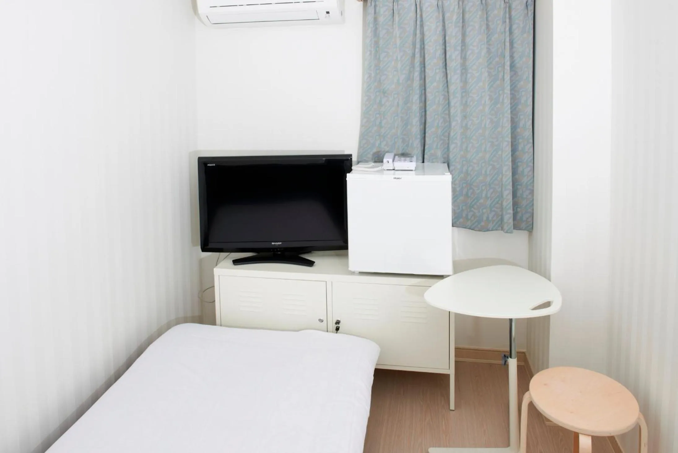 Photo of the whole room in Hotel Empire in Shinjuku