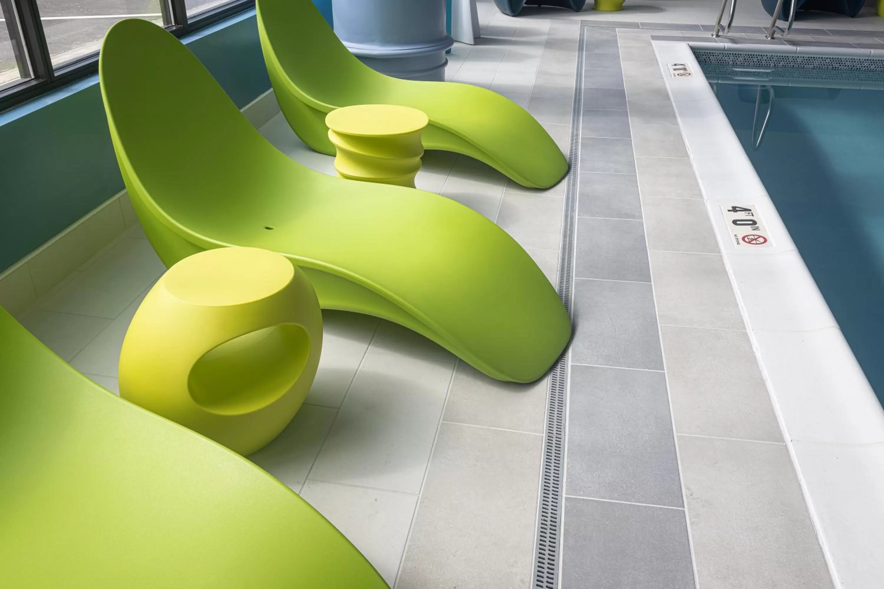 Swimming pool in Hayward Inn