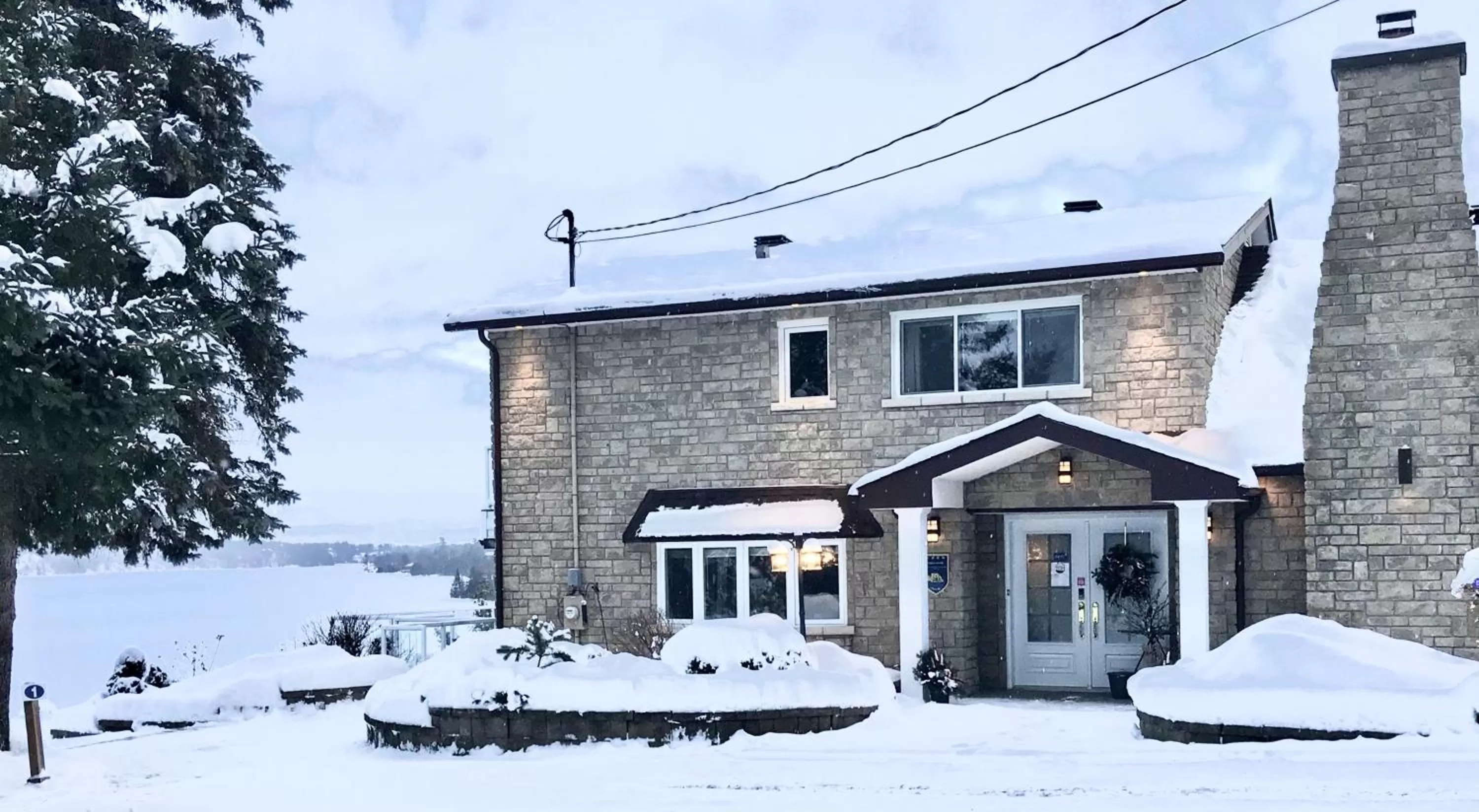 Facade/entrance, Winter in Auberge Tom B&B