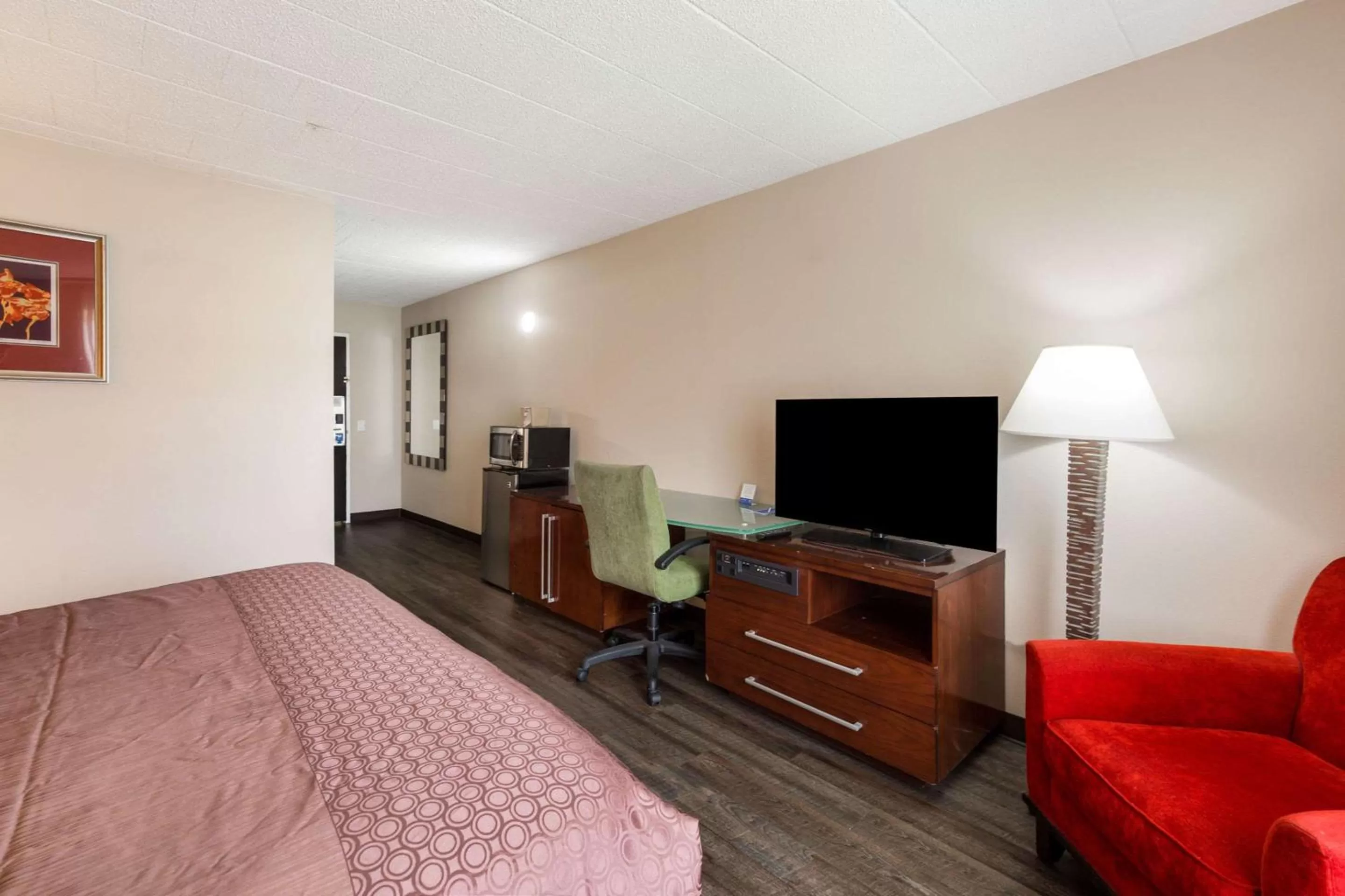 Photo of the whole room, Bed in Fairmount Inn & Suites - Stroudsburg, Poconos