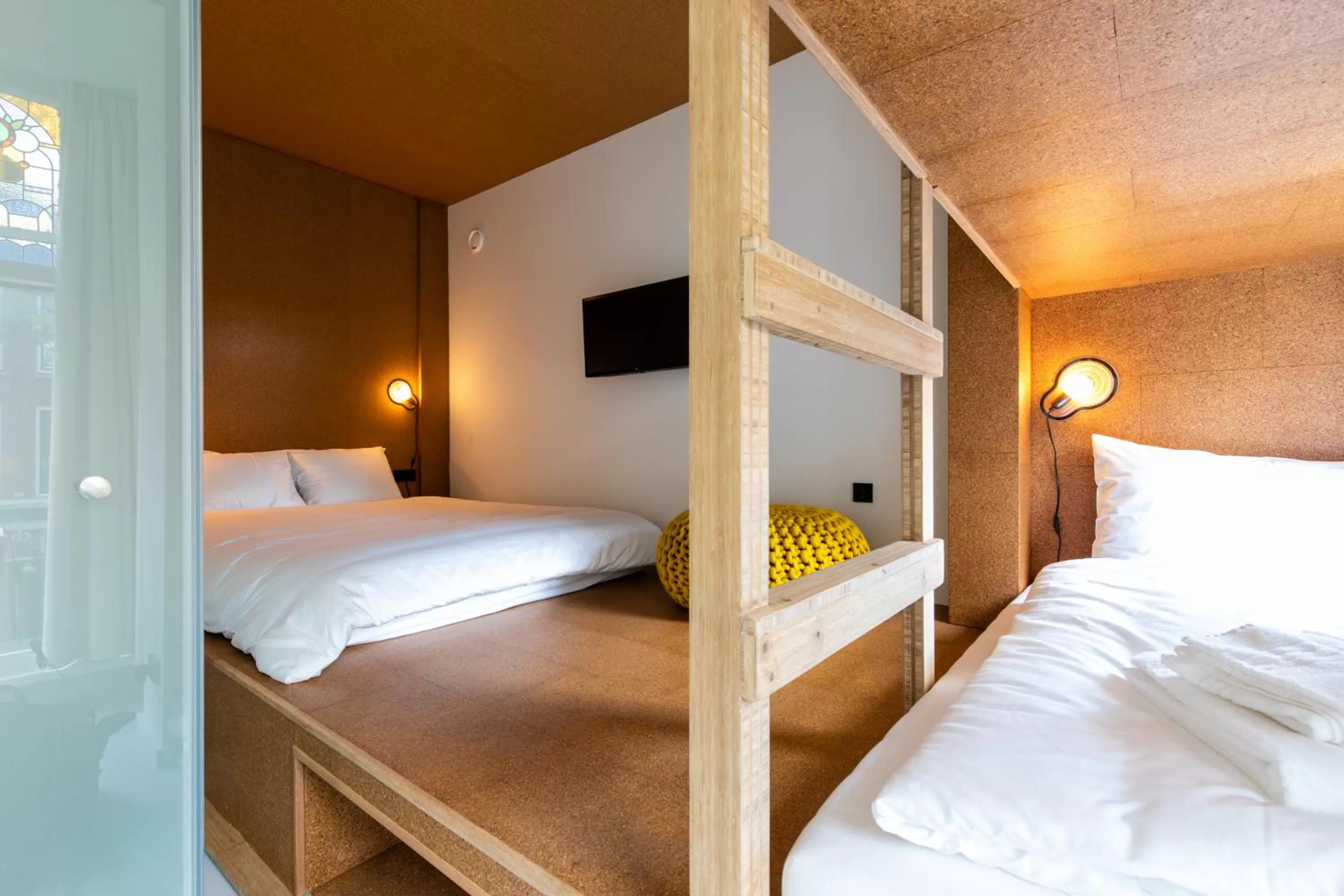 Photo of the whole room, Bed in the bellhop