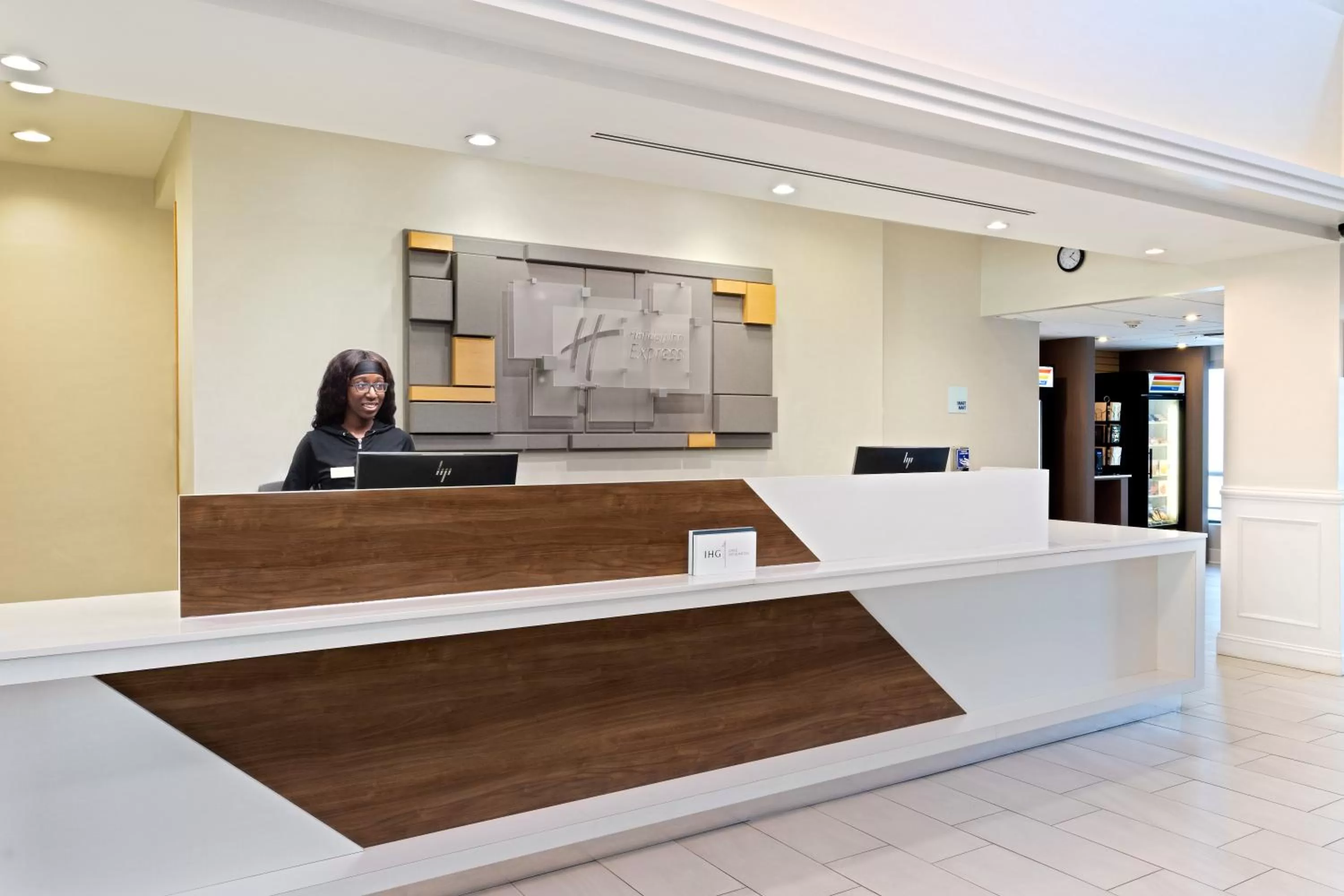 Lobby or reception in Holiday Inn Express Hauppauge-Long Island by IHG