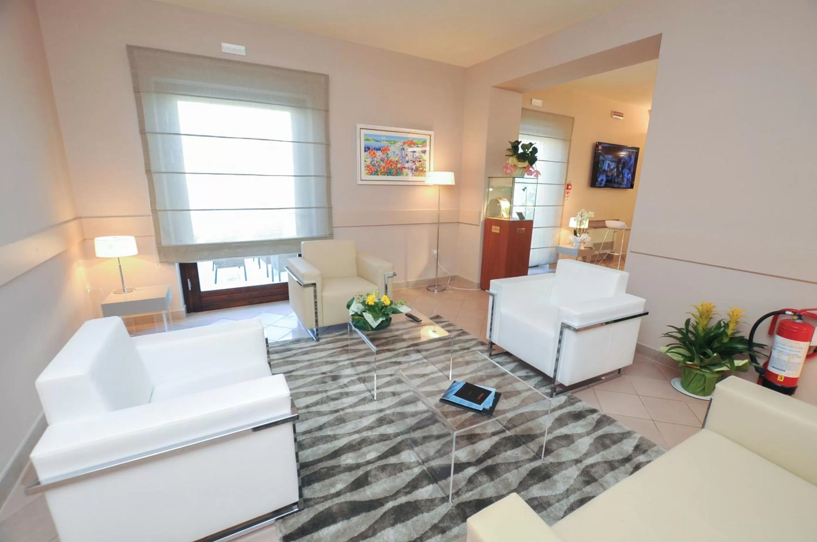 Communal lounge/ TV room in Hotel Dori