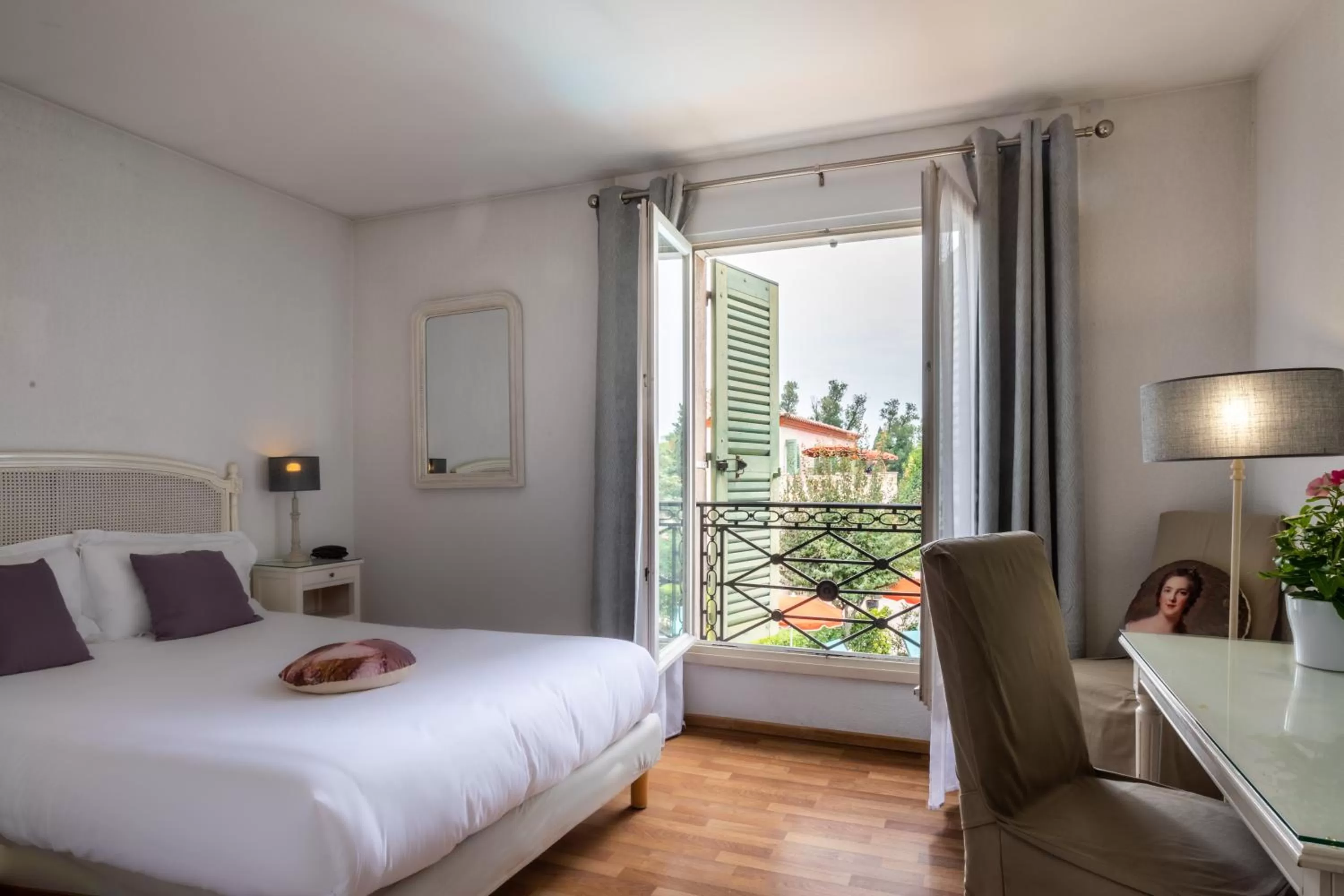 Bed in Best Western L'Orangerie