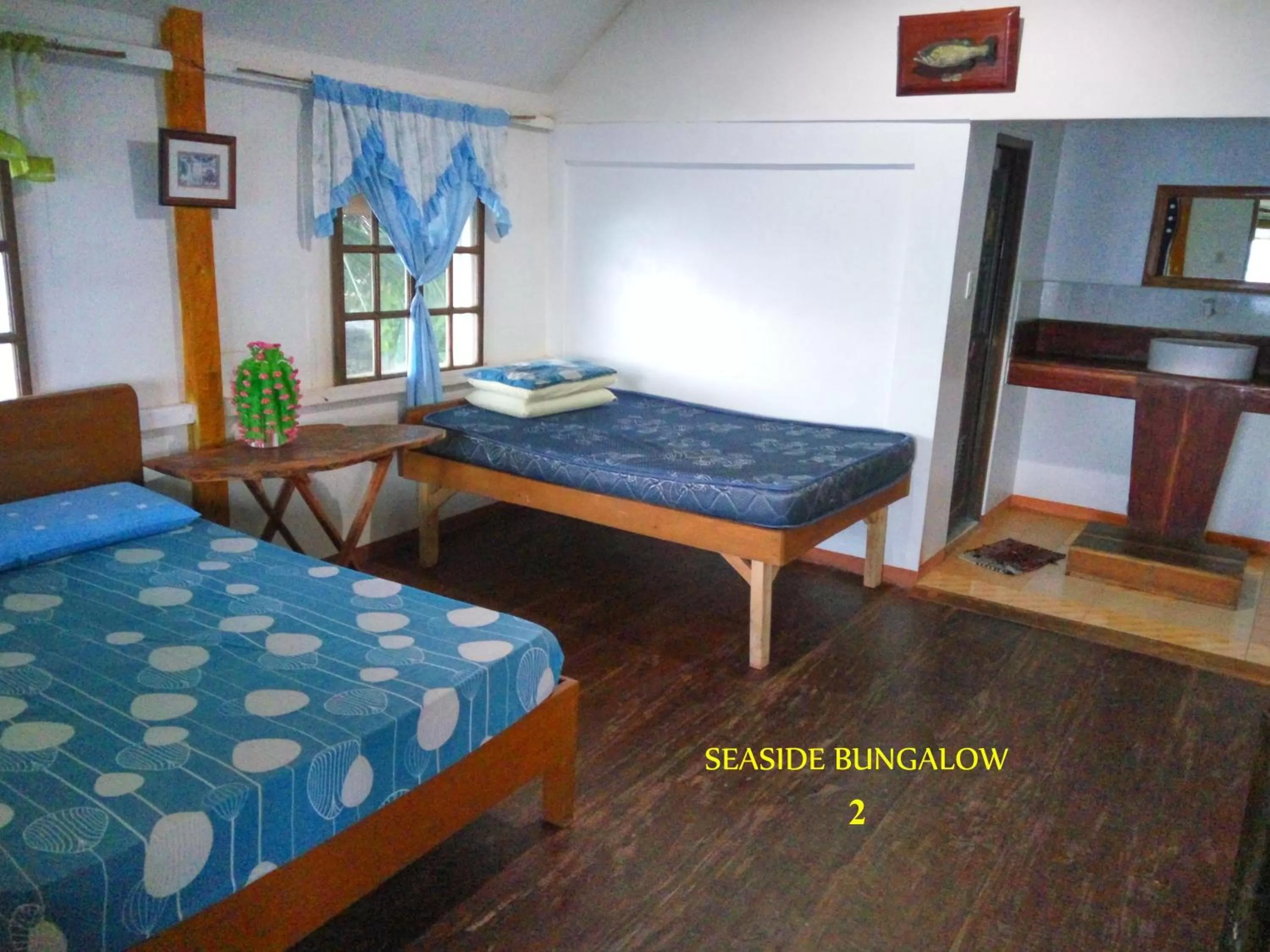 Bed in Paseo Del Mar Seaside Inn