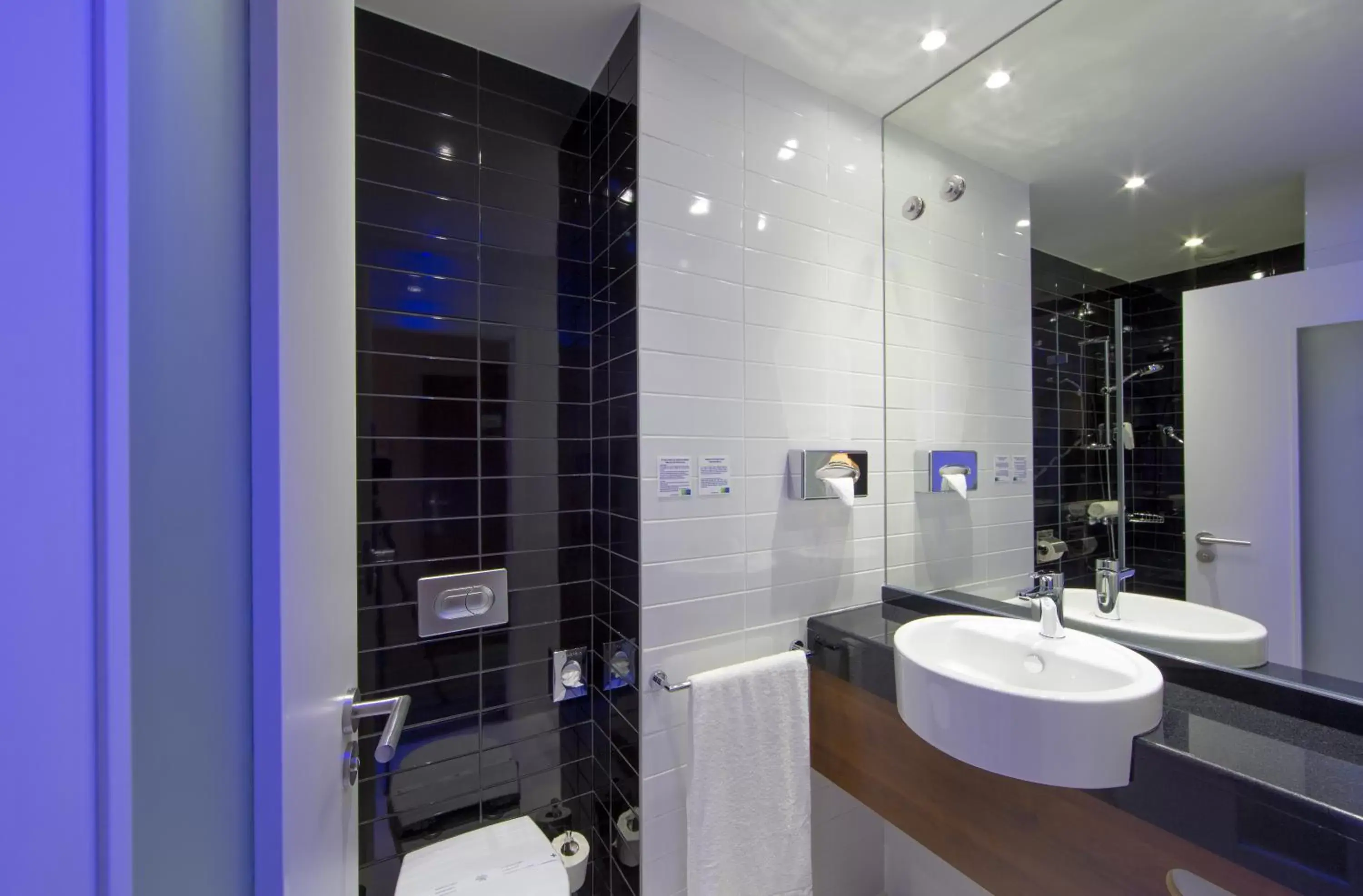 Twin Room in Holiday Inn Express Lisboa - Av. Liberdade, an IHG Hotel Twin Room in Holiday Inn Express Lisboa - Av. Liberdade, an IHG Hotel