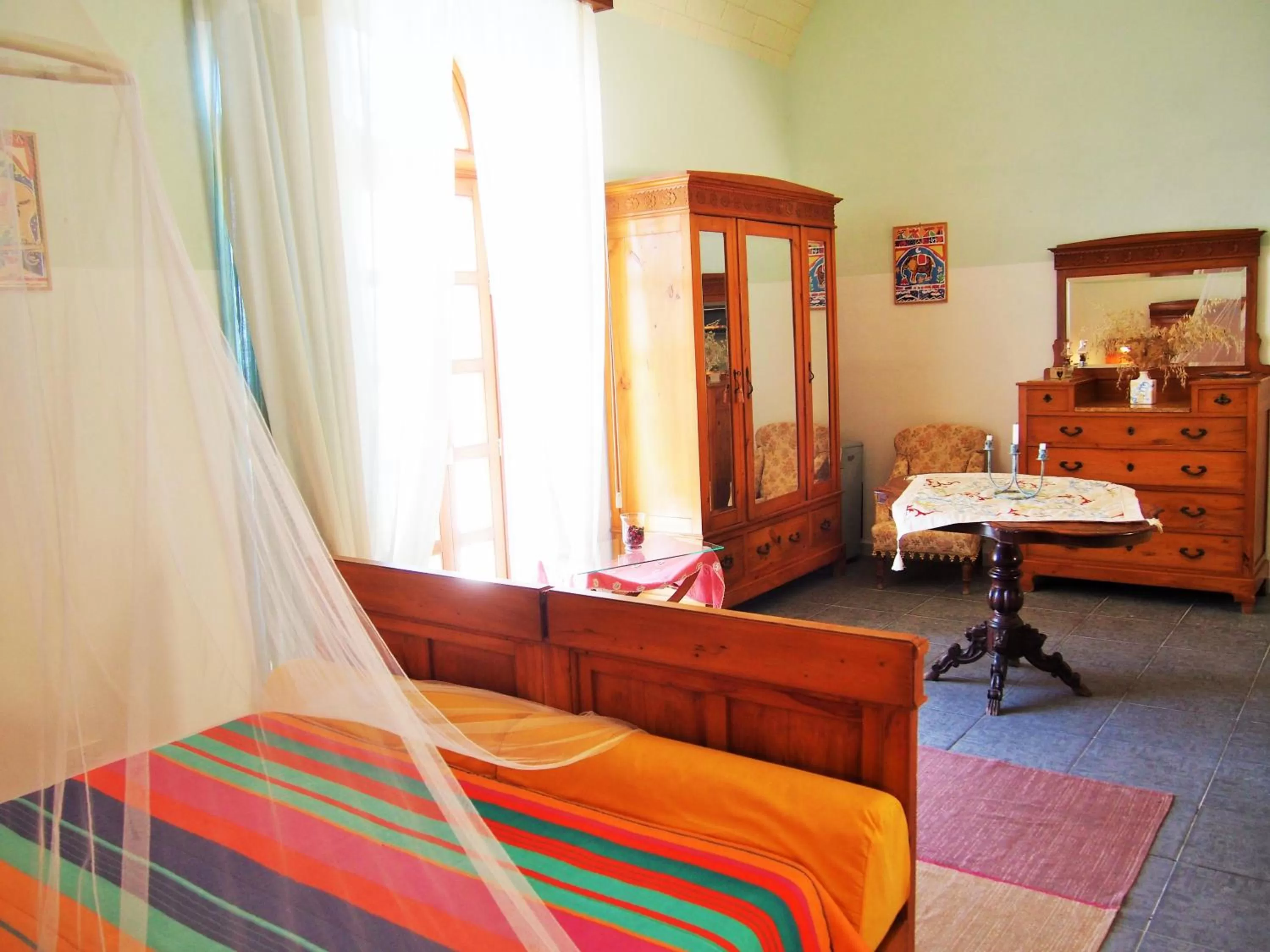 Photo of the whole room, Bed in Vinciucci