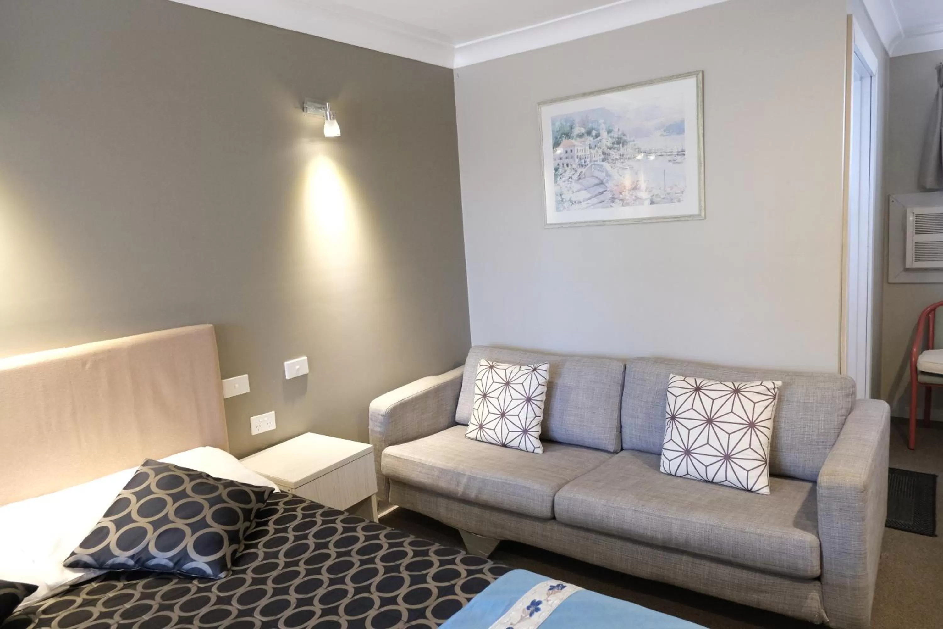 Bedroom in Sapphire Palms Motel