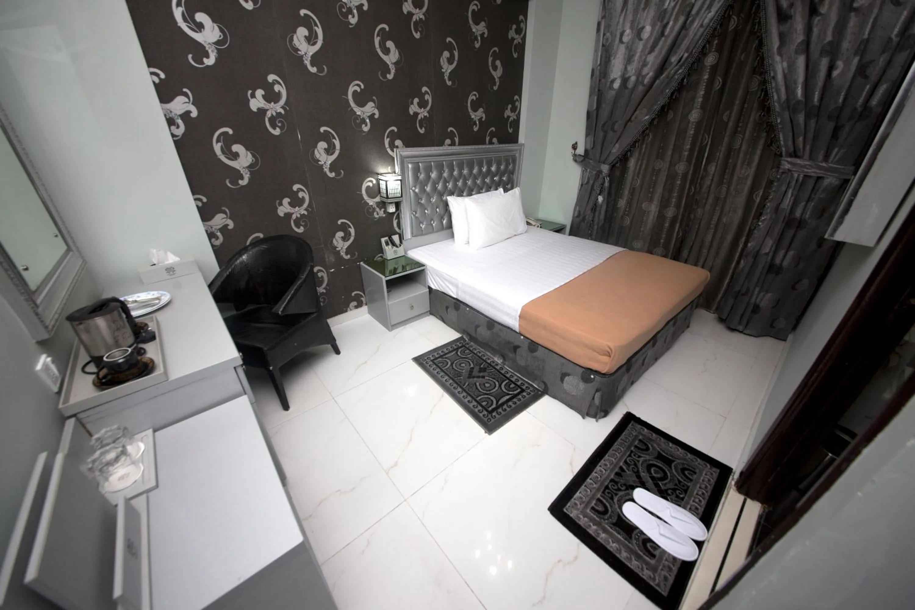 Photo of the whole room, Bed in White Fort Hotel