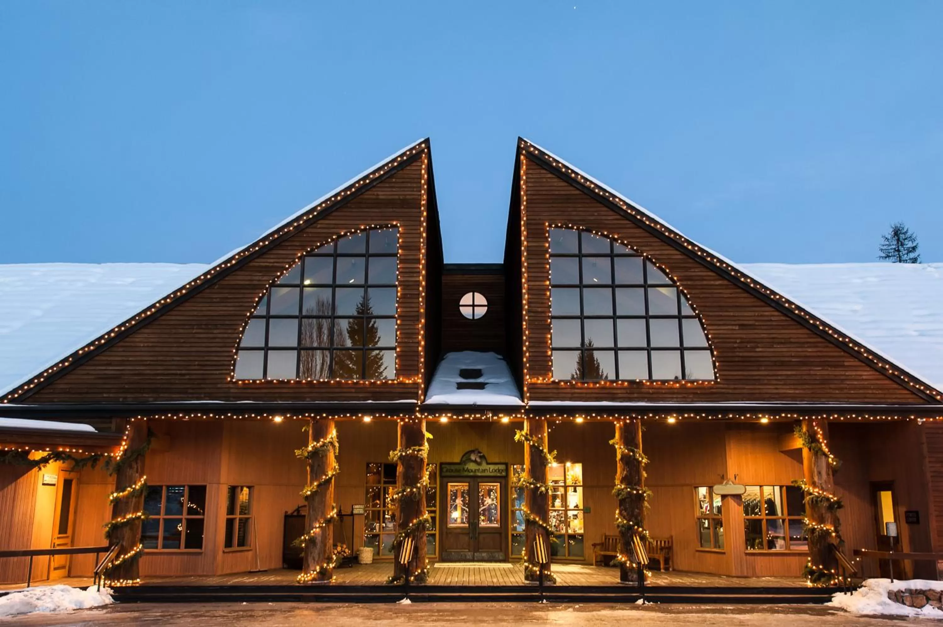 Facade/entrance in Grouse Mountain Lodge