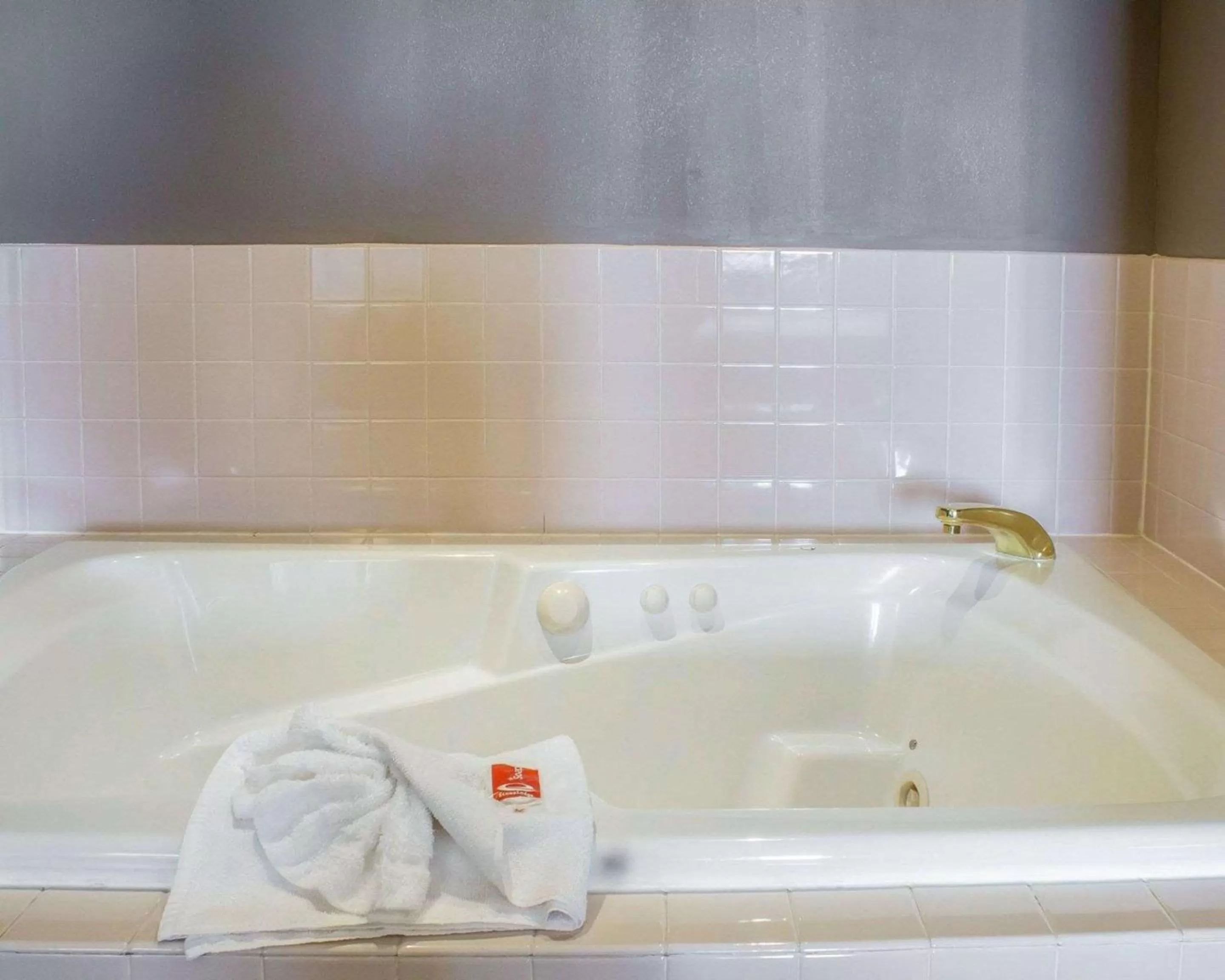 Photo of the whole room in Econo Lodge