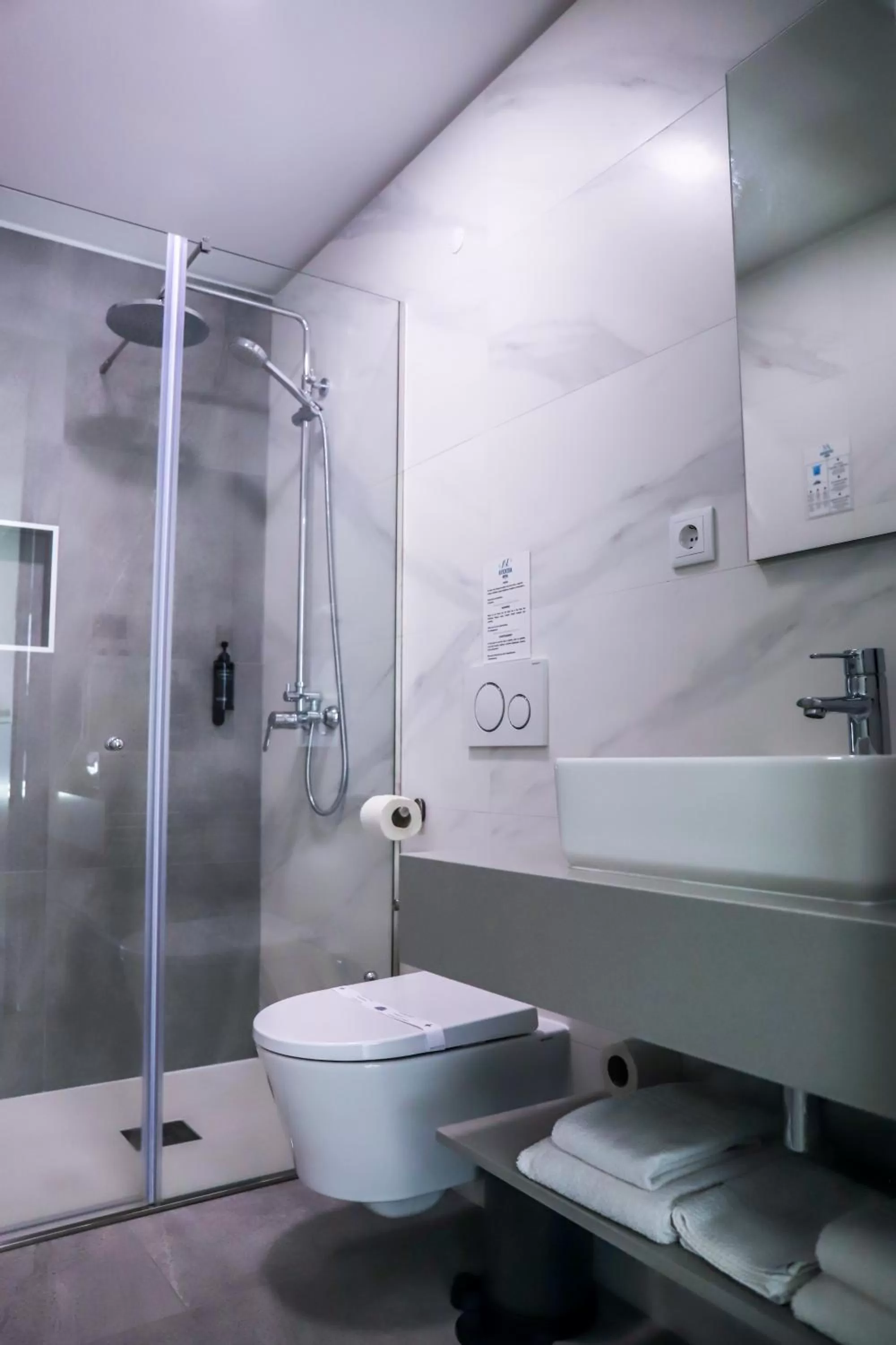 Shower in Hotel Avenida