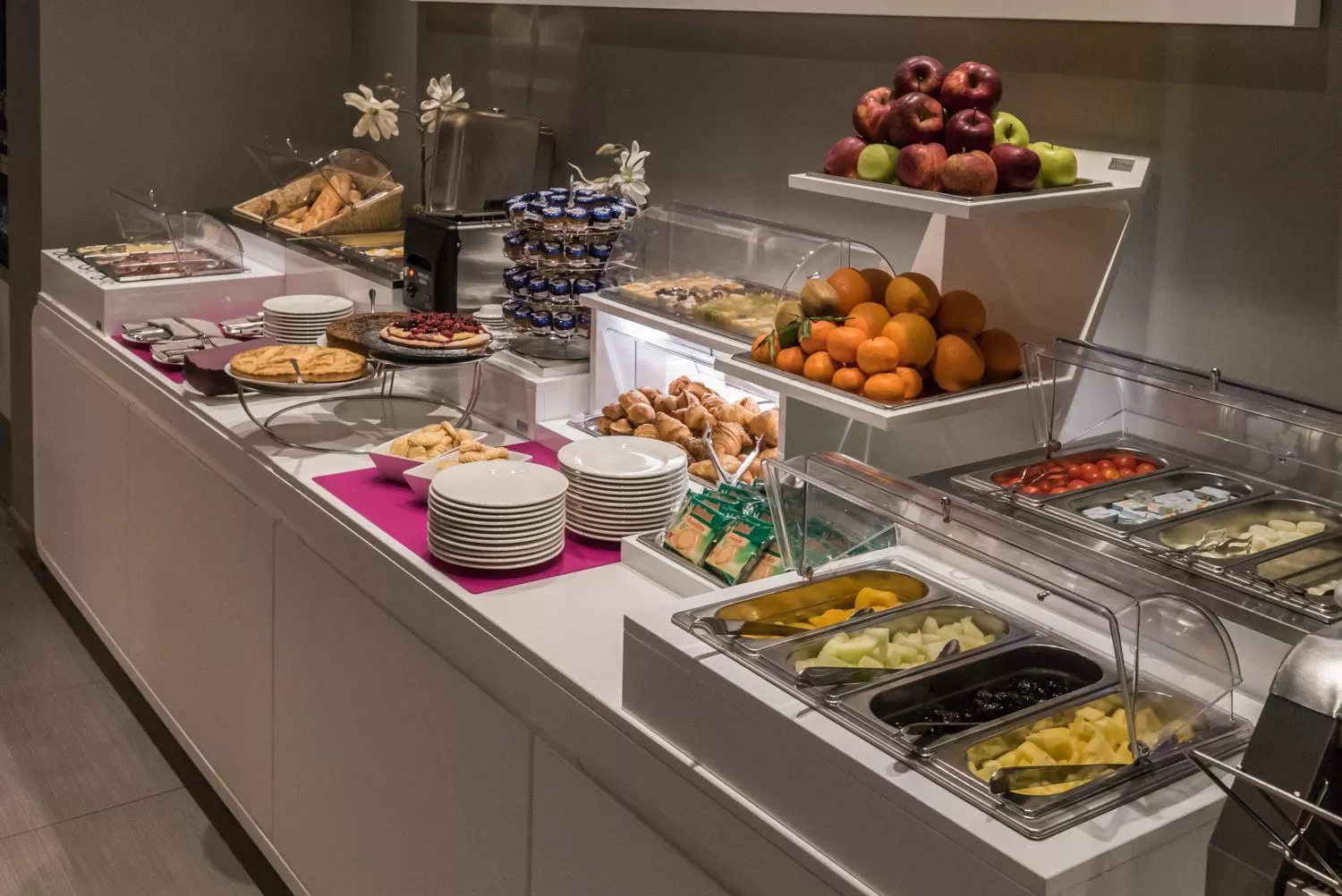 Buffet breakfast in 8Piuhotel