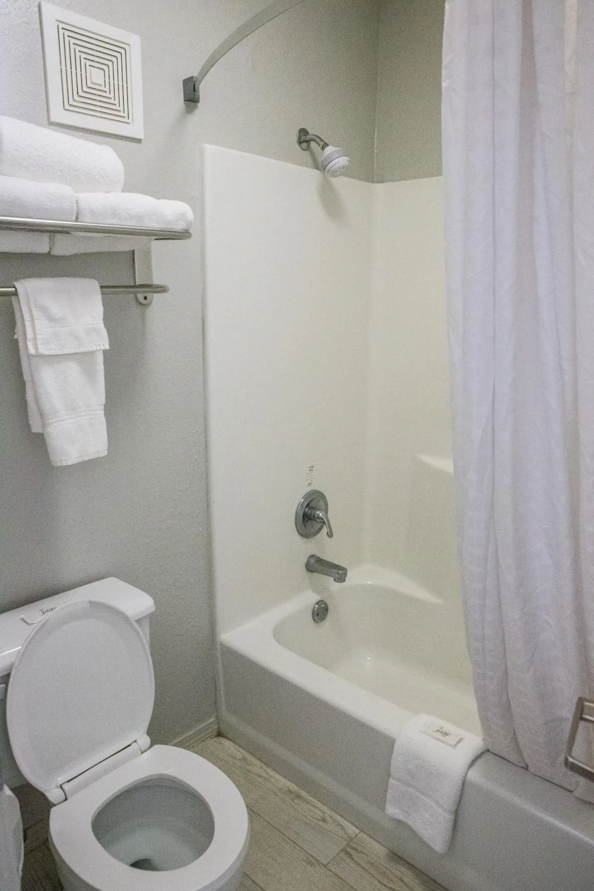 Bathroom in Mockingbird Inn & Suites