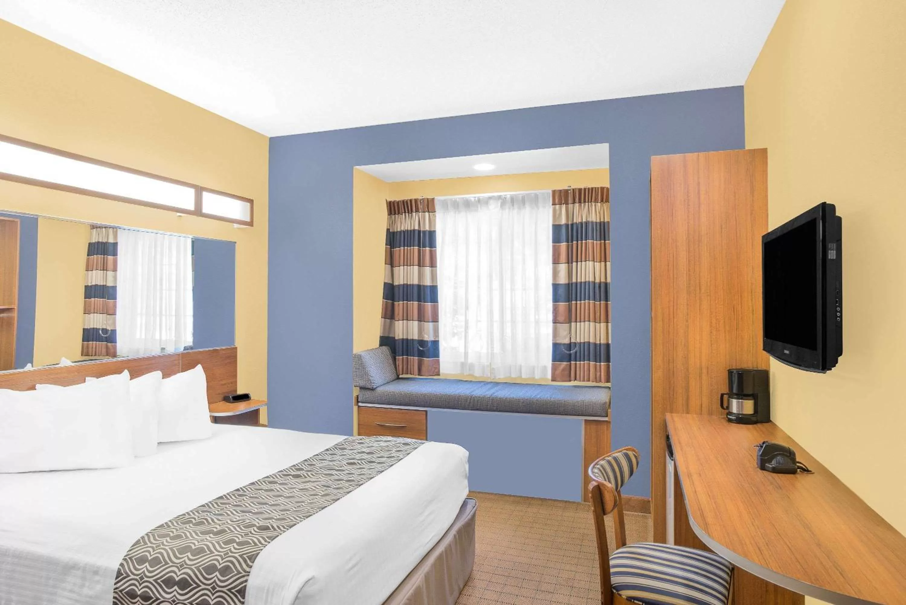Photo of the whole room, Bed in Microtel Inn & Suites Chili/Rochester