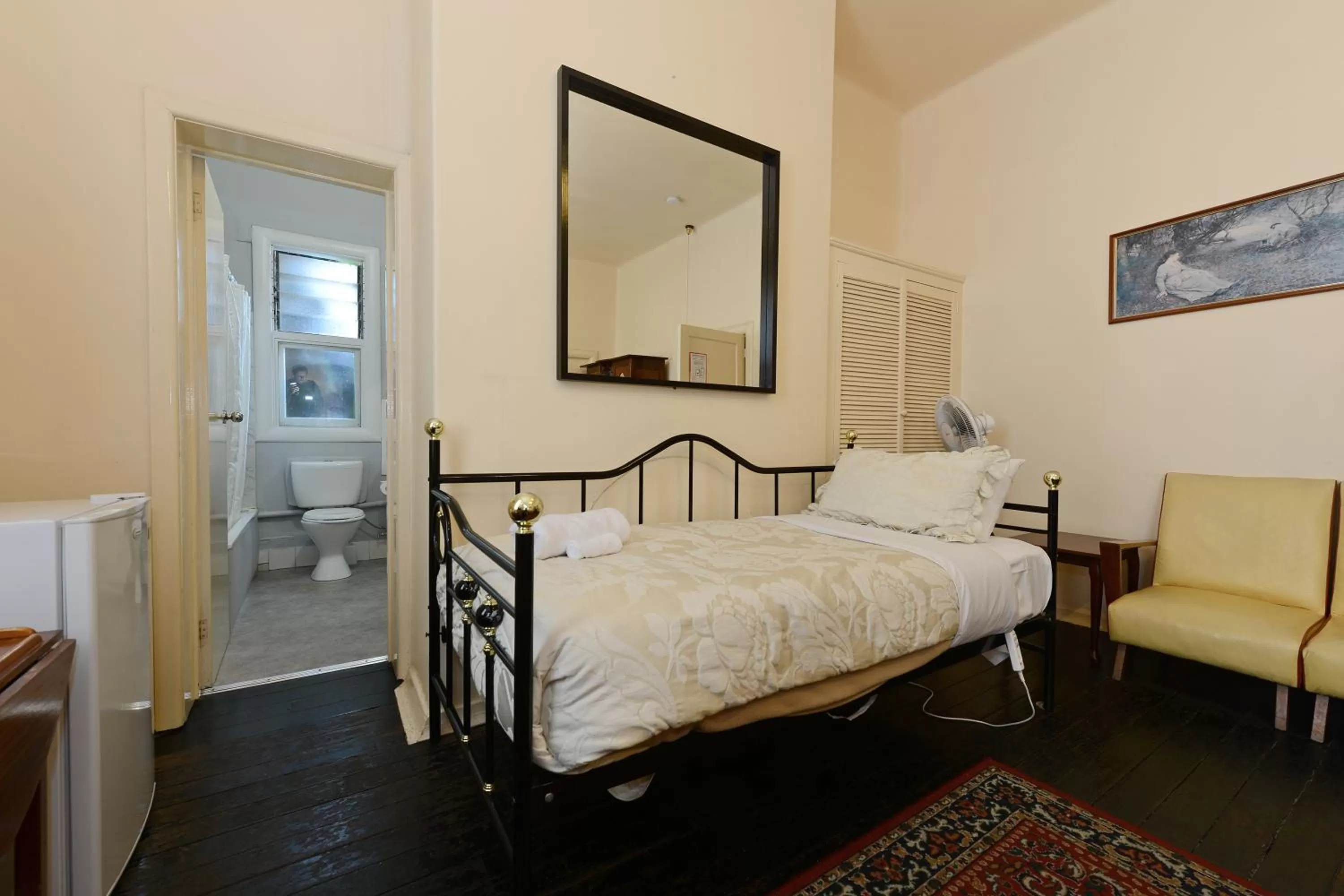 Bedroom, Bed in Edinburgh Gallery Bed & Breakfast