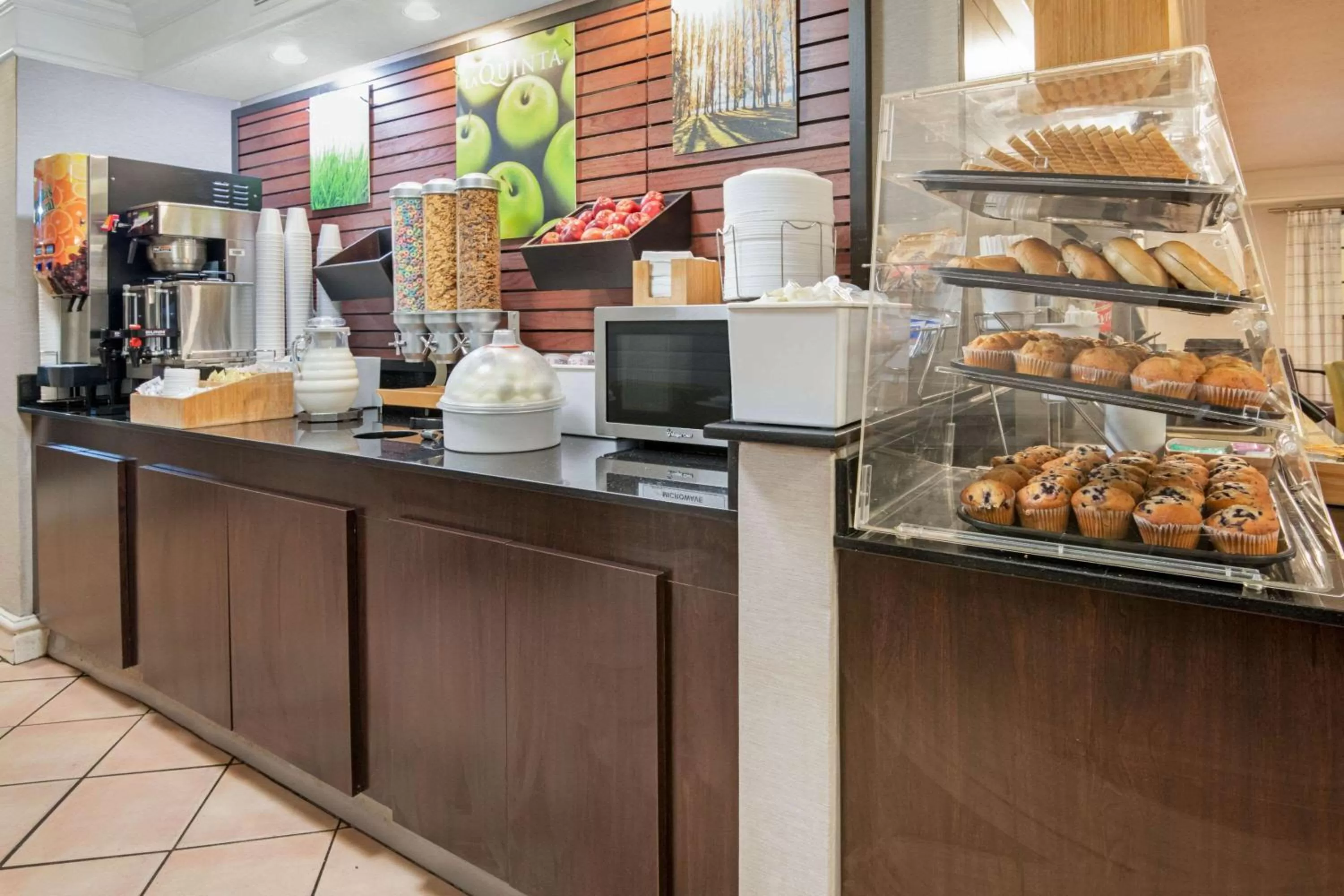 Restaurant/places to eat in La Quinta Inn by Wyndham San Antonio I-35 N at Toepperwein