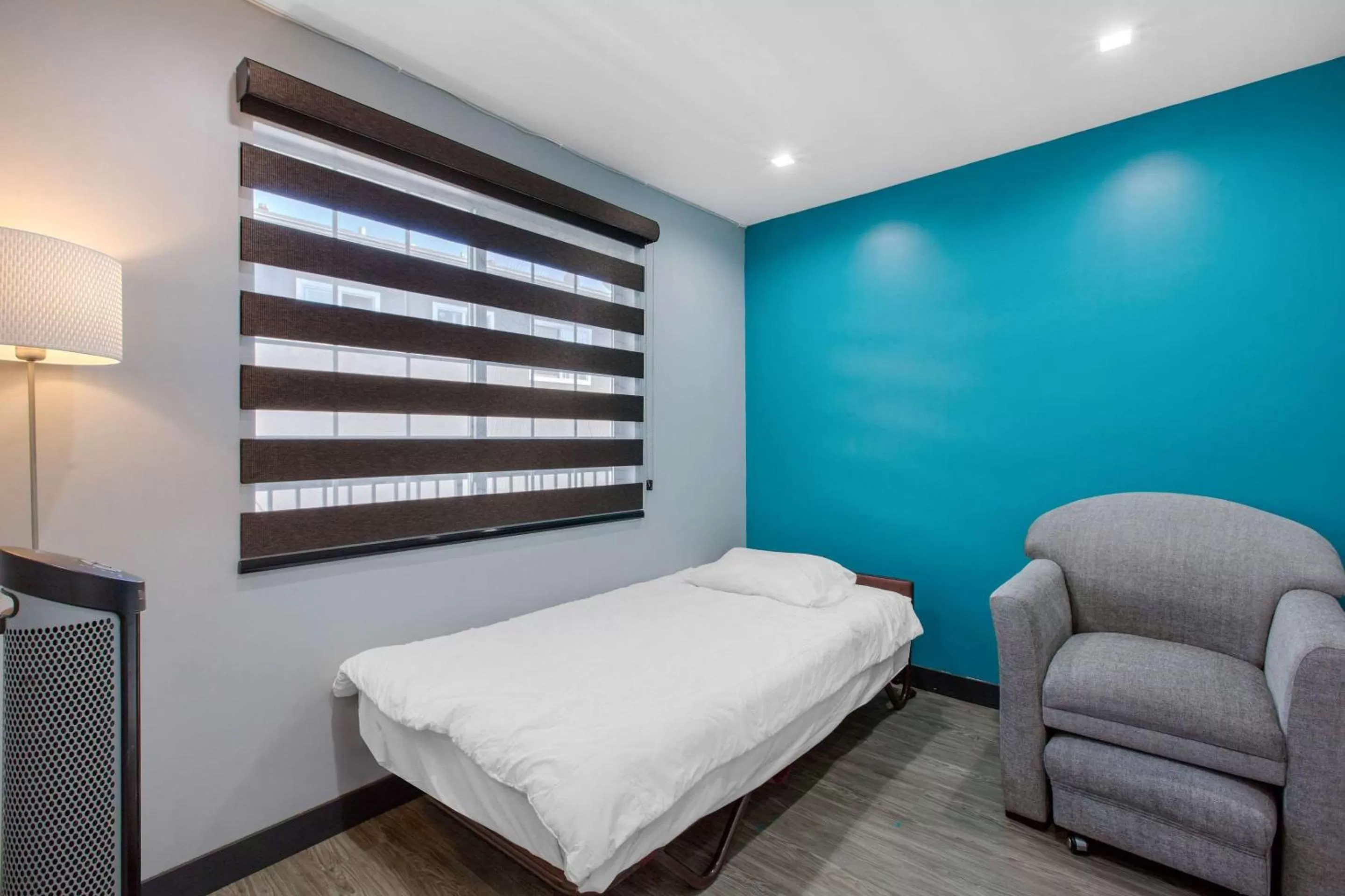 Bed in Quality Inn Near Hollywood Walk of Fame