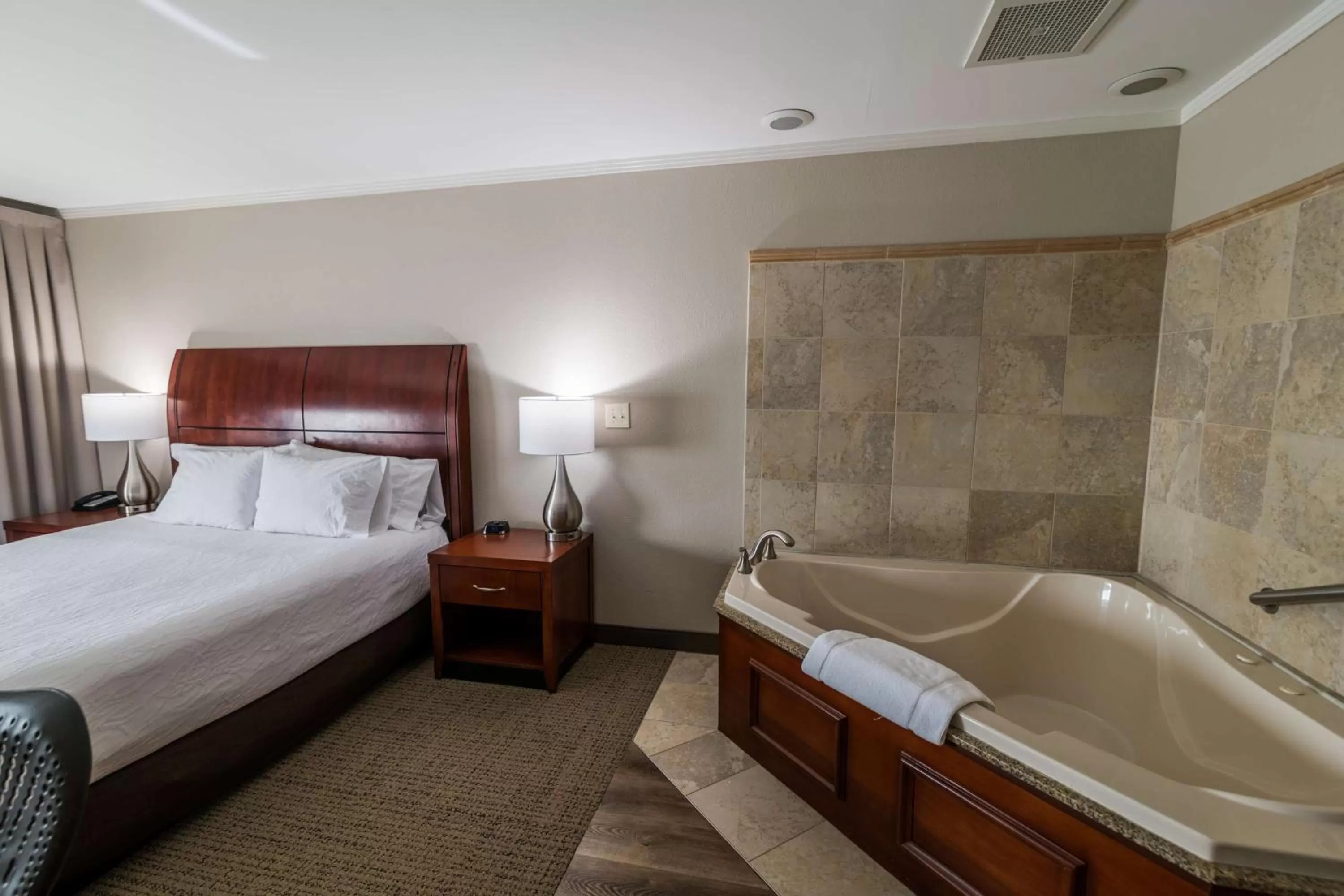 Bathroom, Bed in Hilton Garden Inn Bowling Green