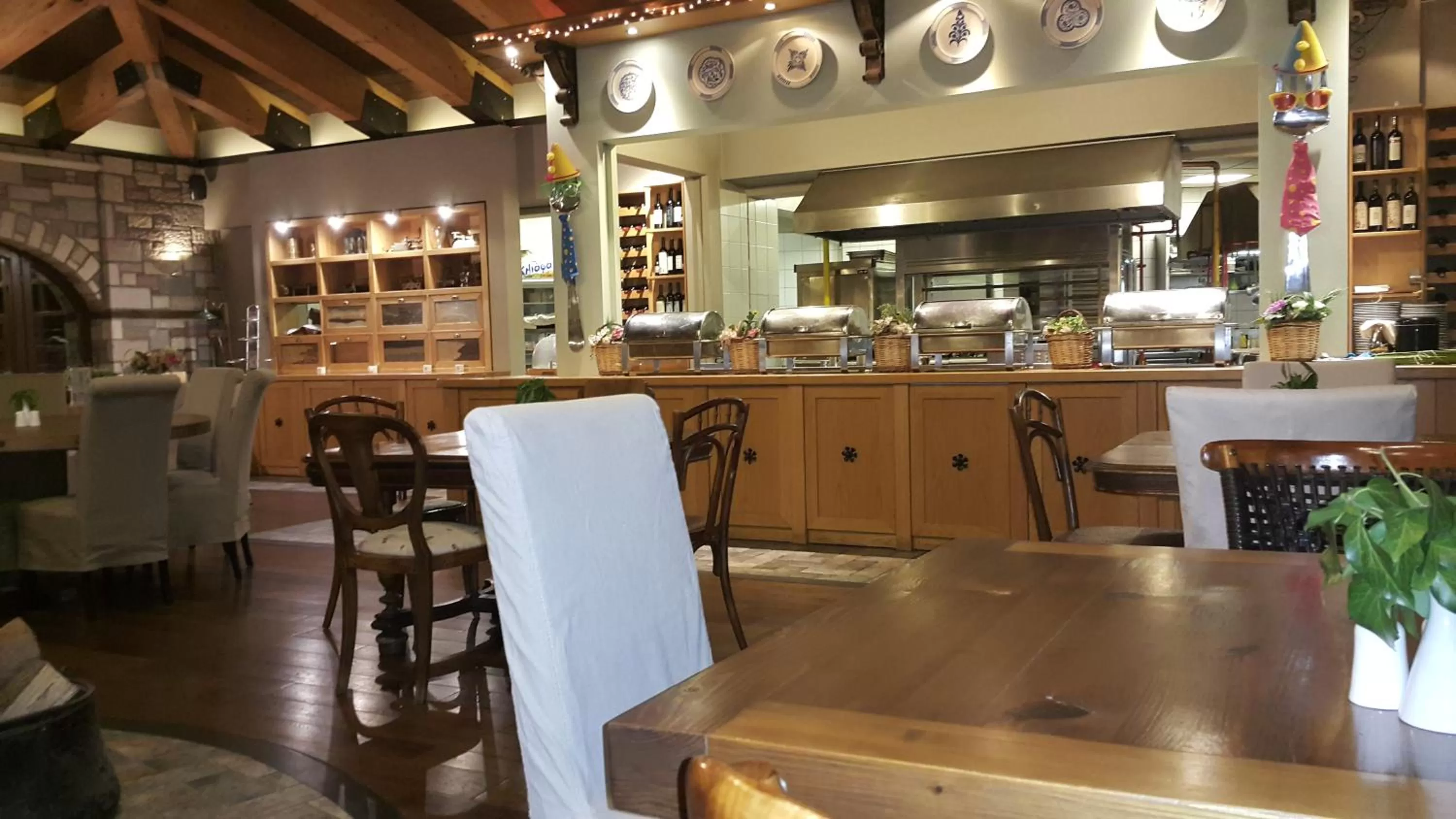 Restaurant/places to eat in Kazarma Hotel