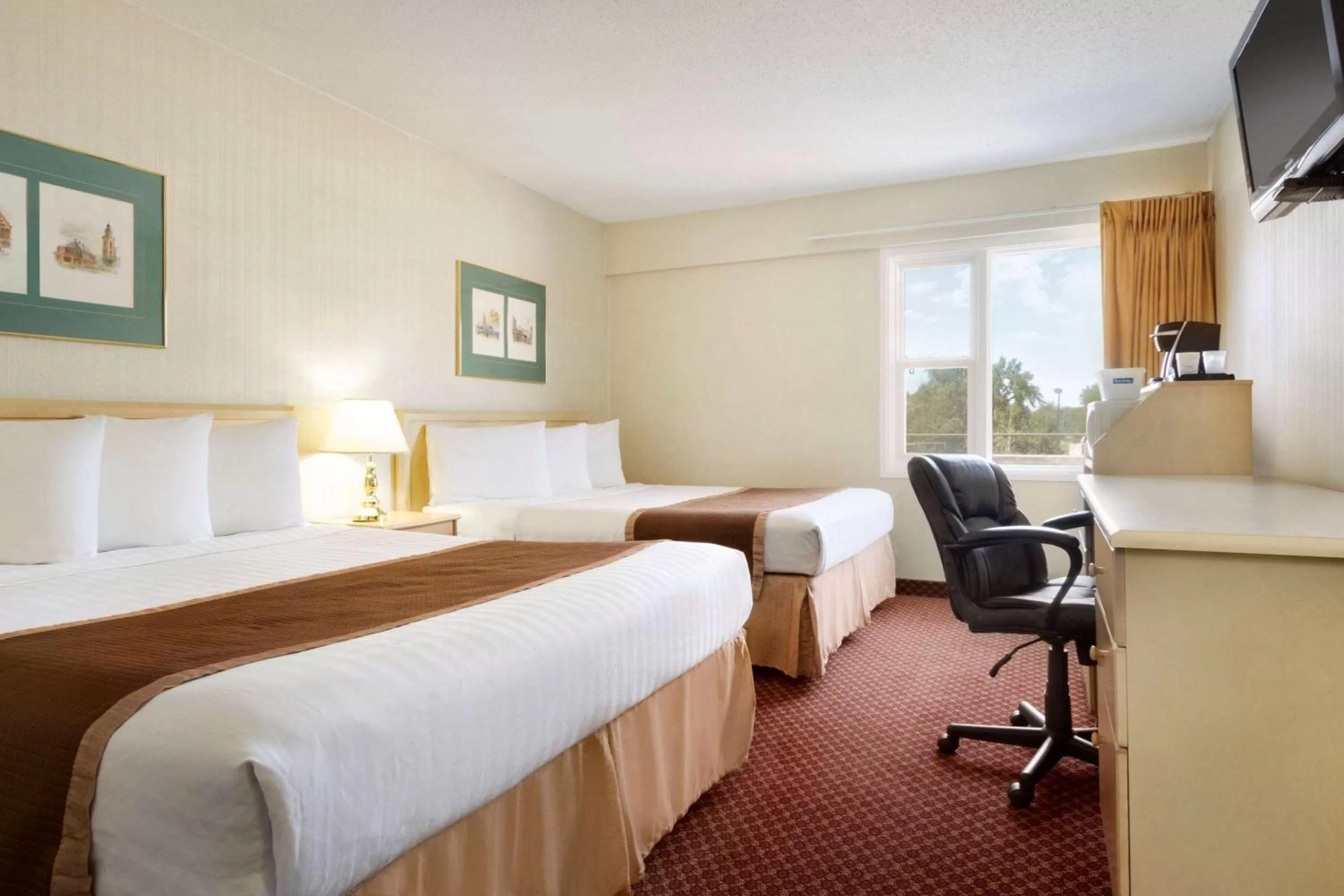 Photo of the whole room, Bed in Travelodge by Wyndham Lethbridge