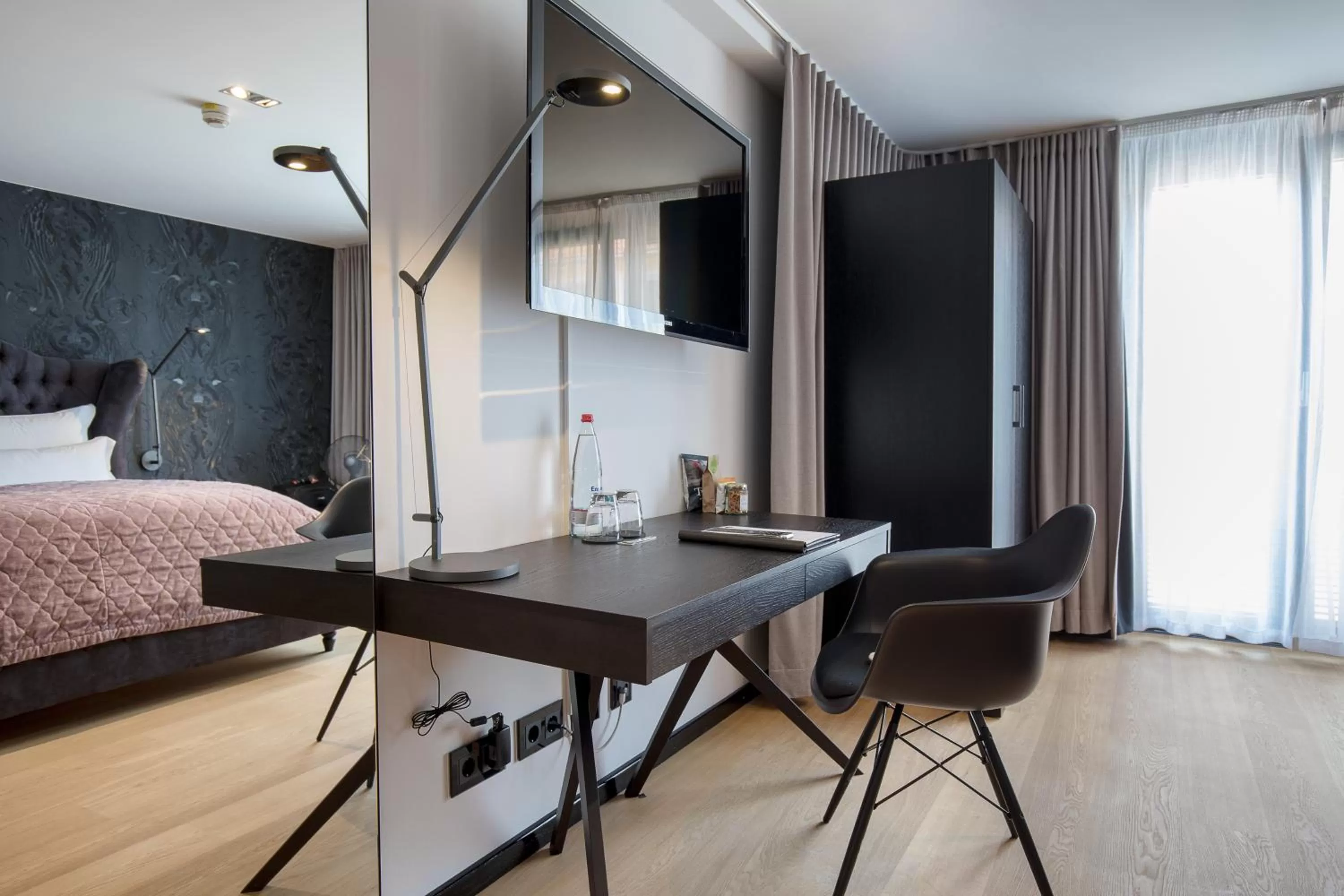 Photo of the whole room, Bed in La Mansion Vi Vadi Hotel