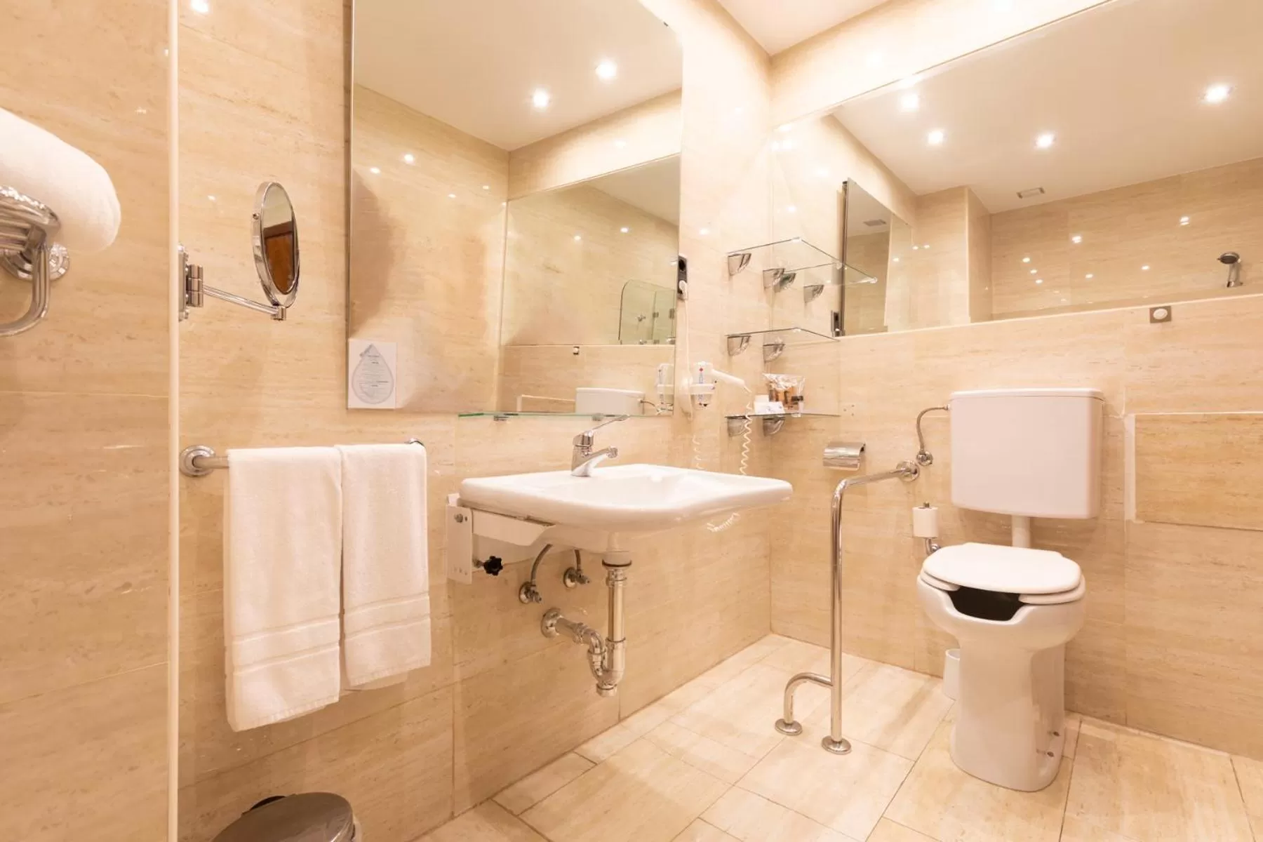 Bathroom in Hotel San Juan de los Reyes