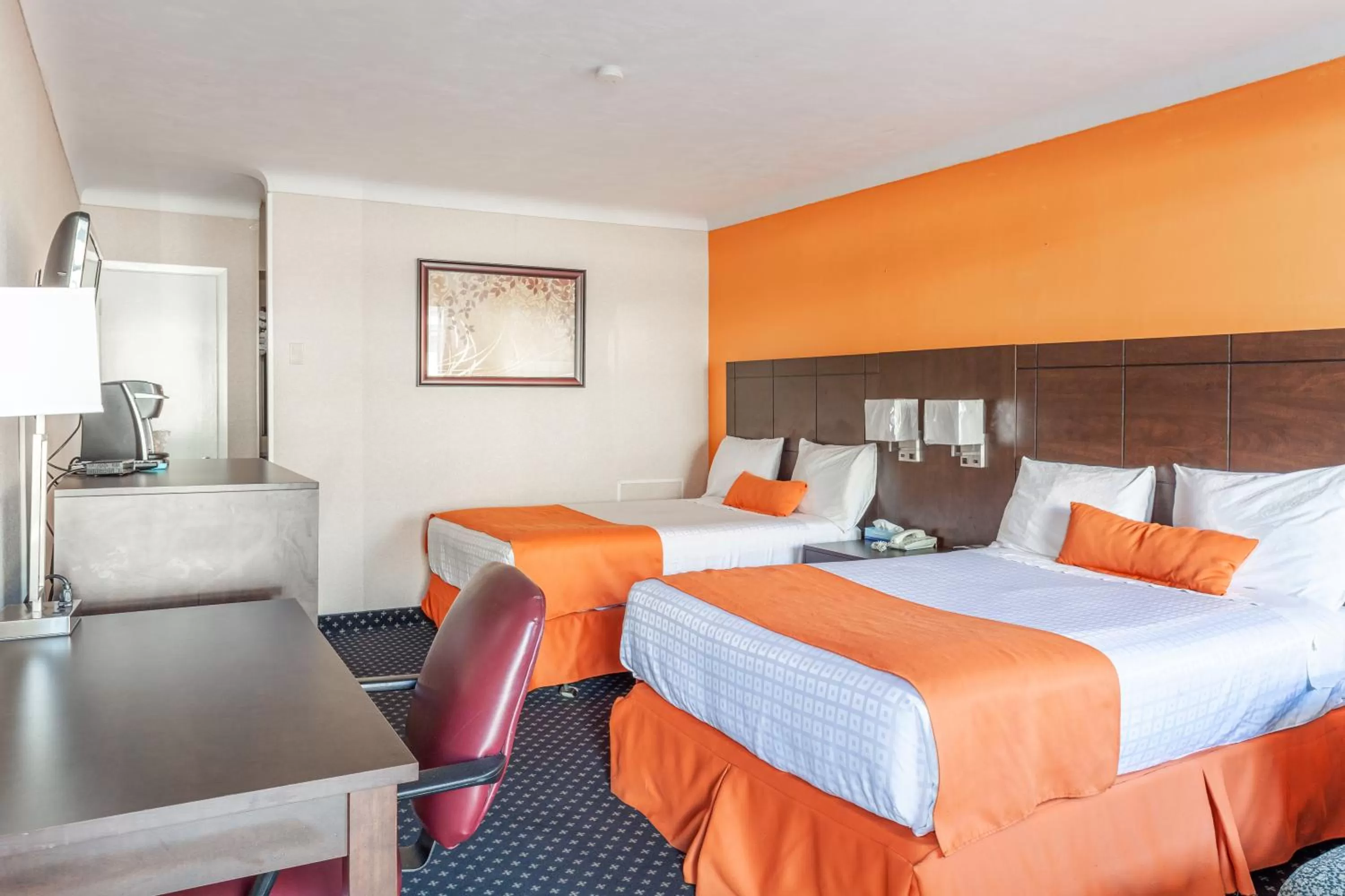 Photo of the whole room, Bed in Knights Inn North Bay