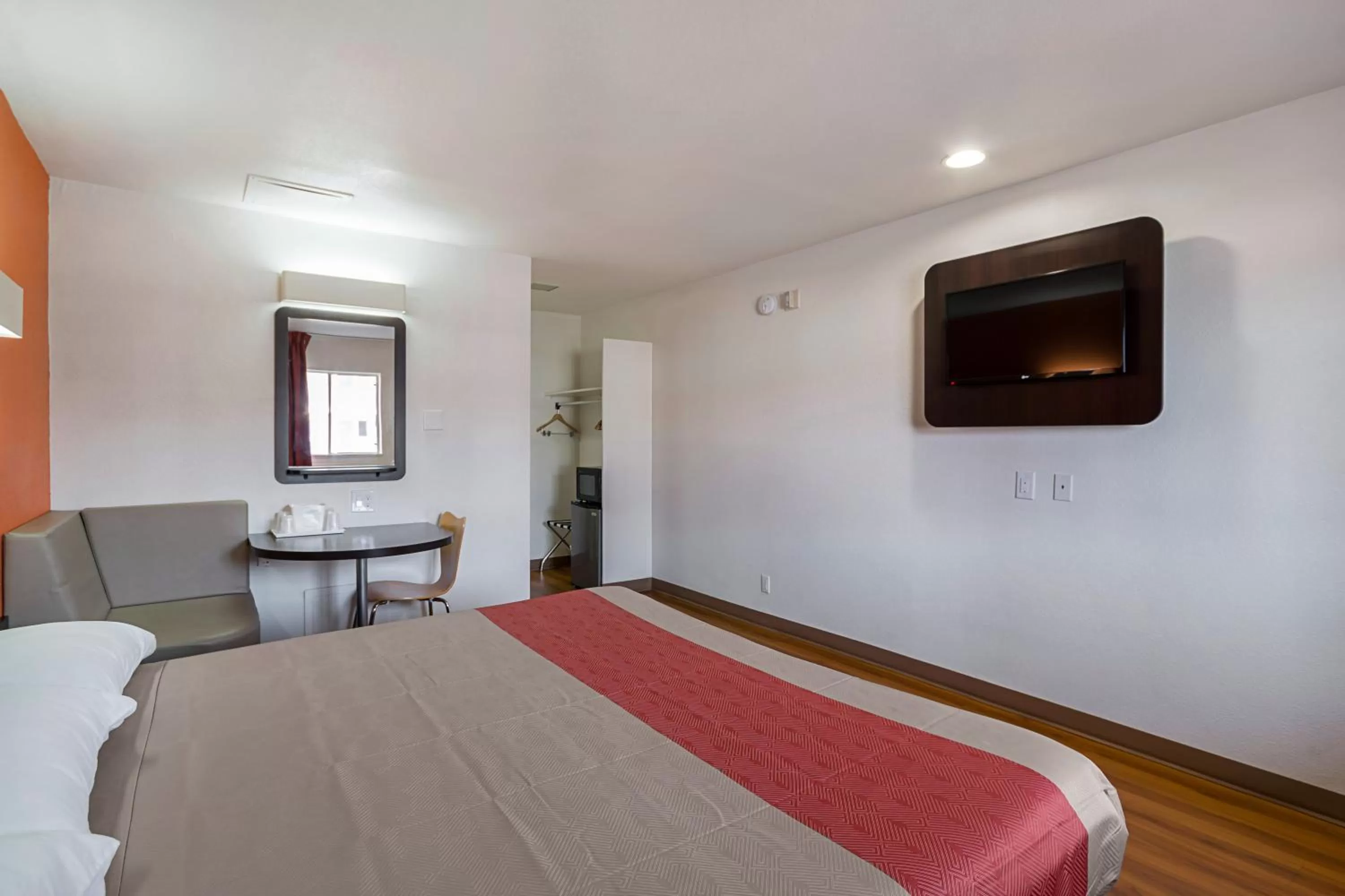 Bedroom, Bed in Motel 6-El Paso, TX - Airport - Fort Bliss