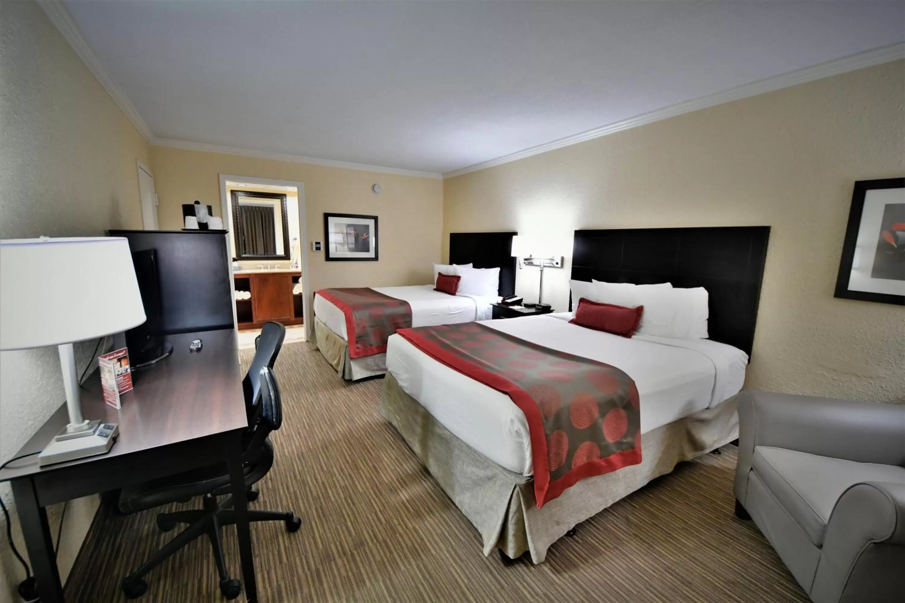 Bedroom, Bed in Ramada by Wyndham Jacksonville Hotel & Conference Center