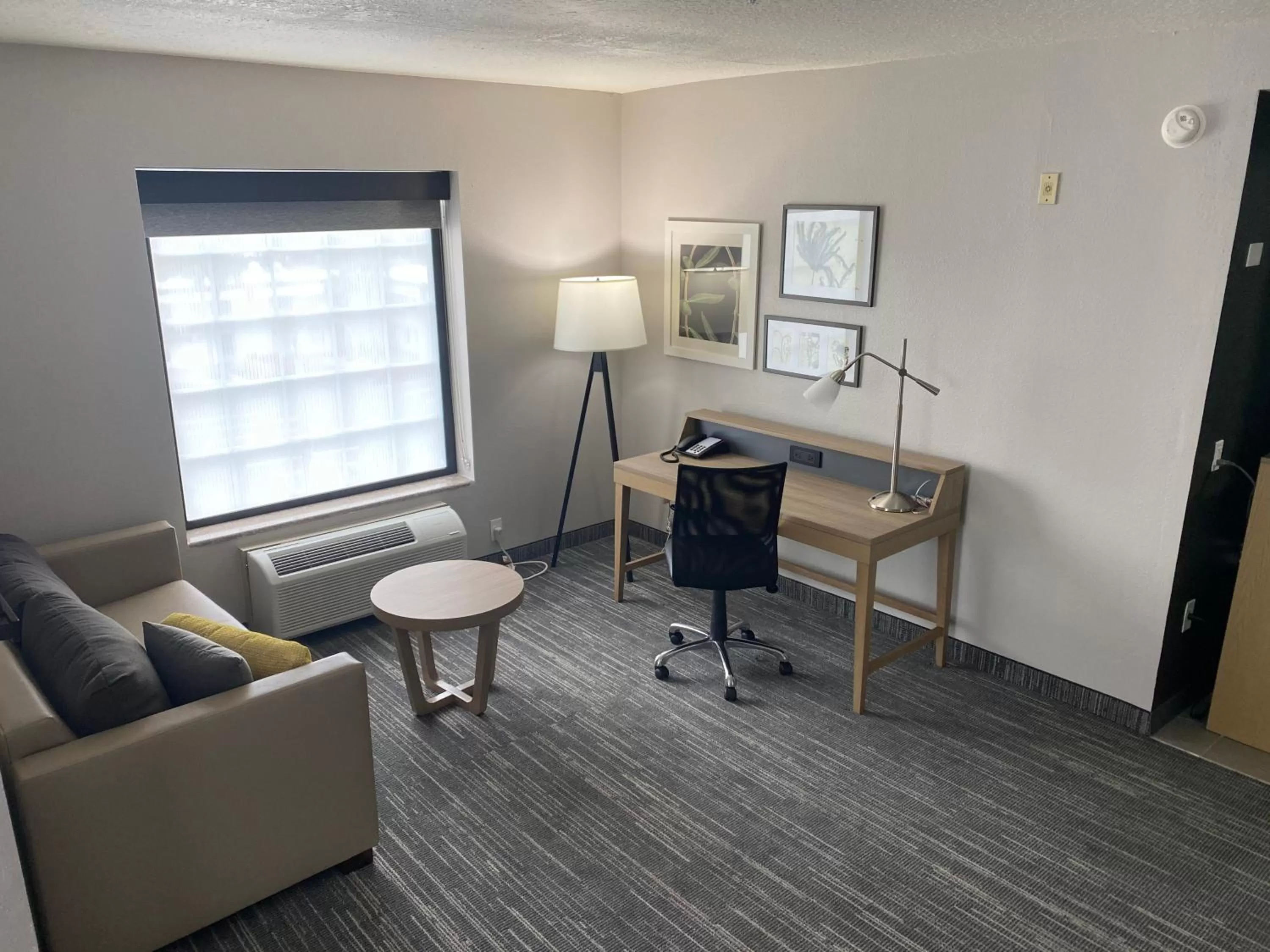 Seating area in Country Inn & Suites by Radisson, RJ Stadium - Tampa Airport East