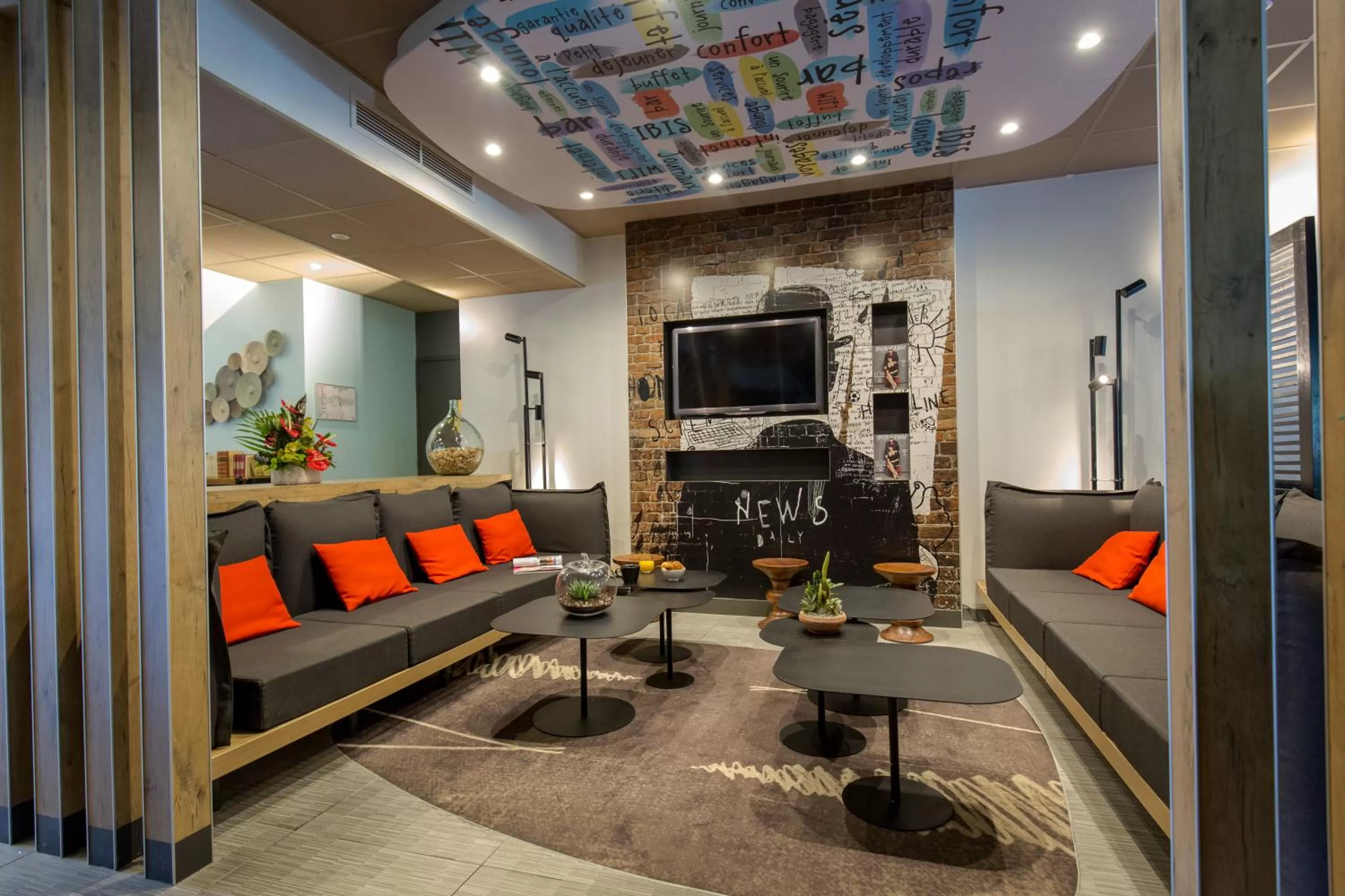 Communal lounge/ TV room in ibis Brignoles Provence Verte