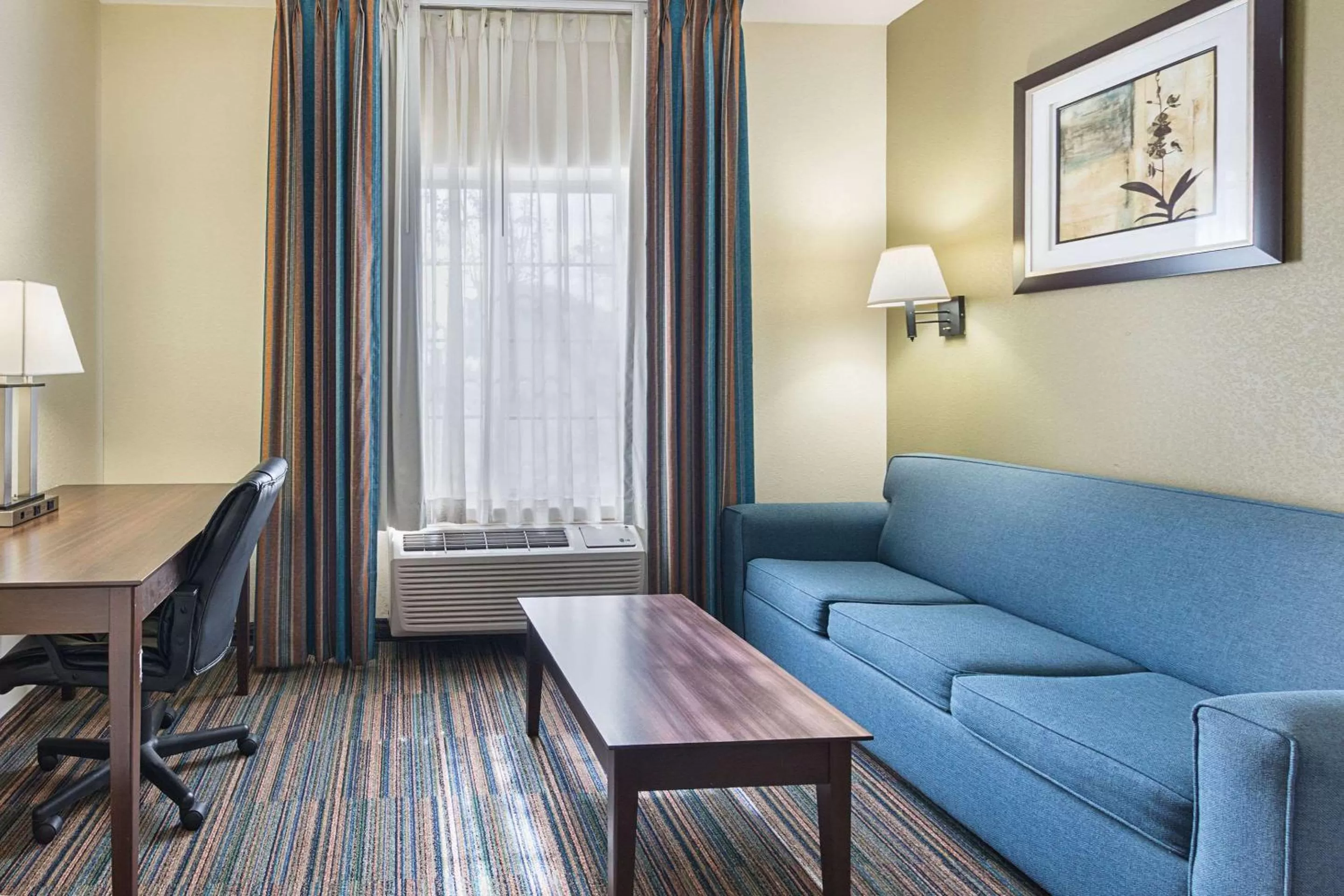 Photo of the whole room in Quality Suites Temple I-35