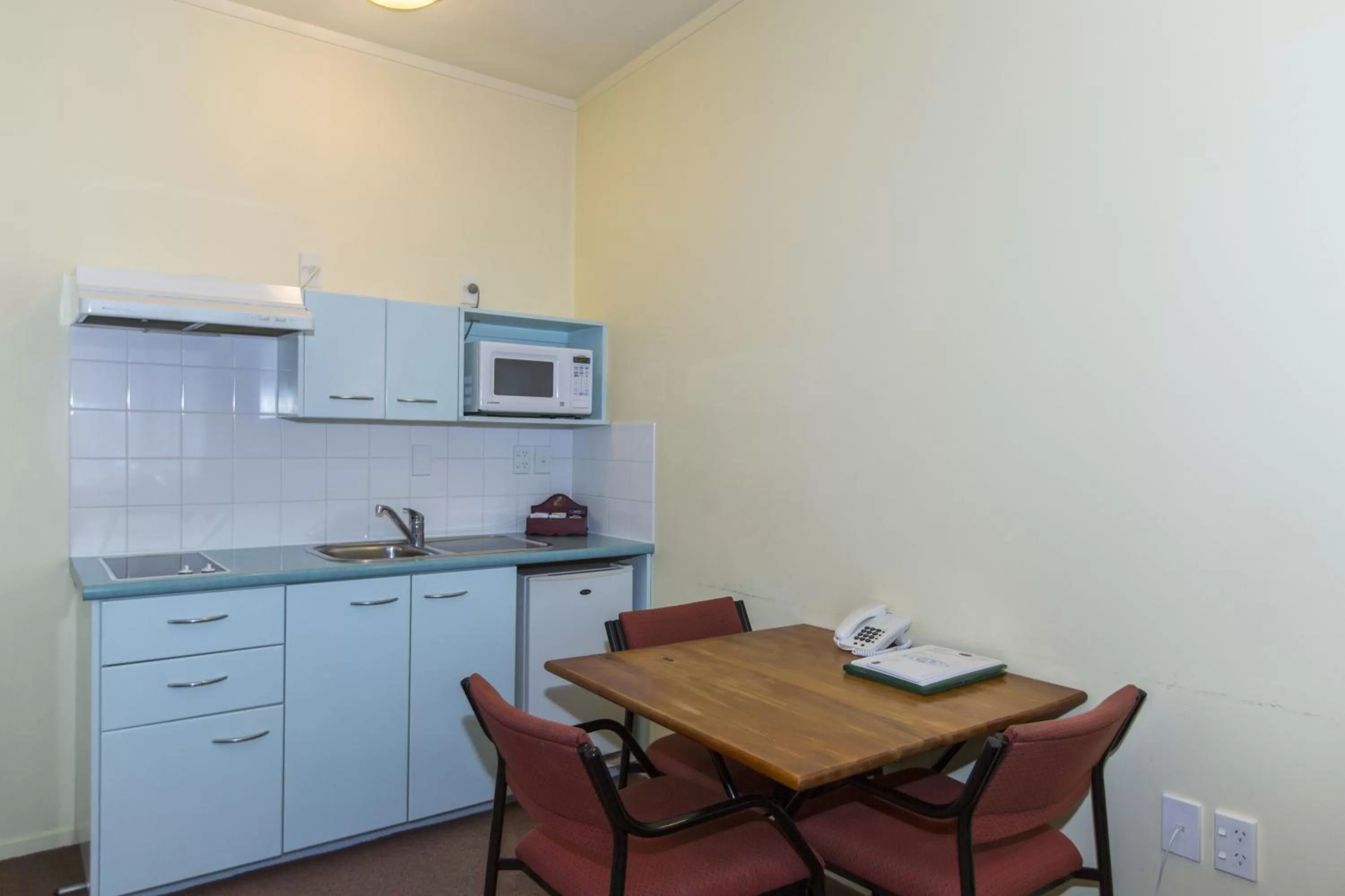 Kitchen or kitchenette in Fernhill Motor Lodge