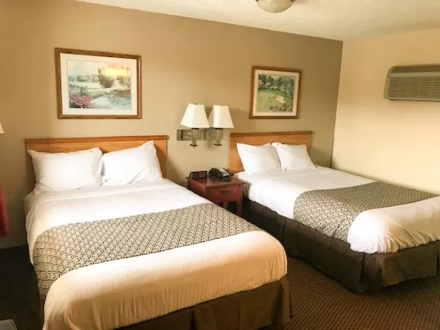 Bedroom, Bed in Sandusky Inn