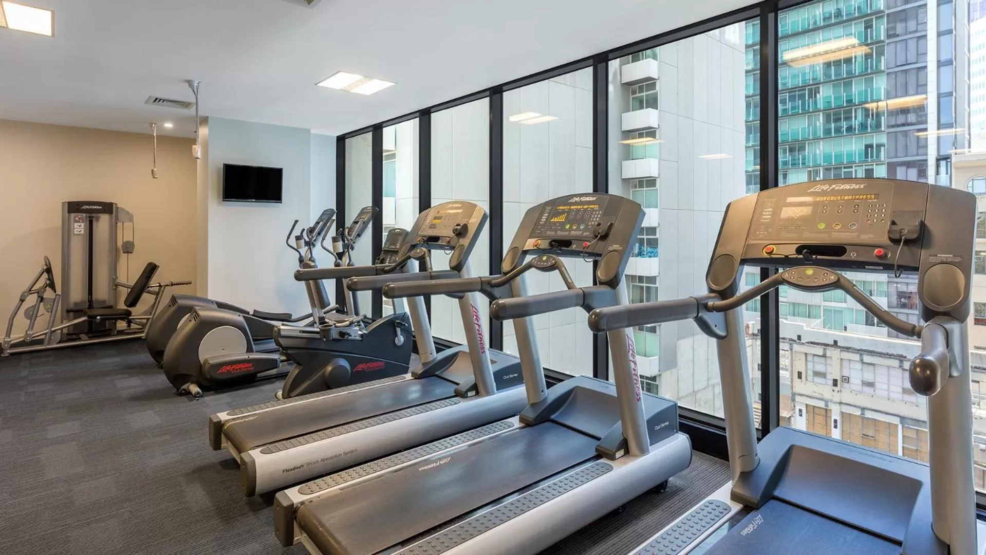 Fitness centre/facilities in Oaks Melbourne on William Suites