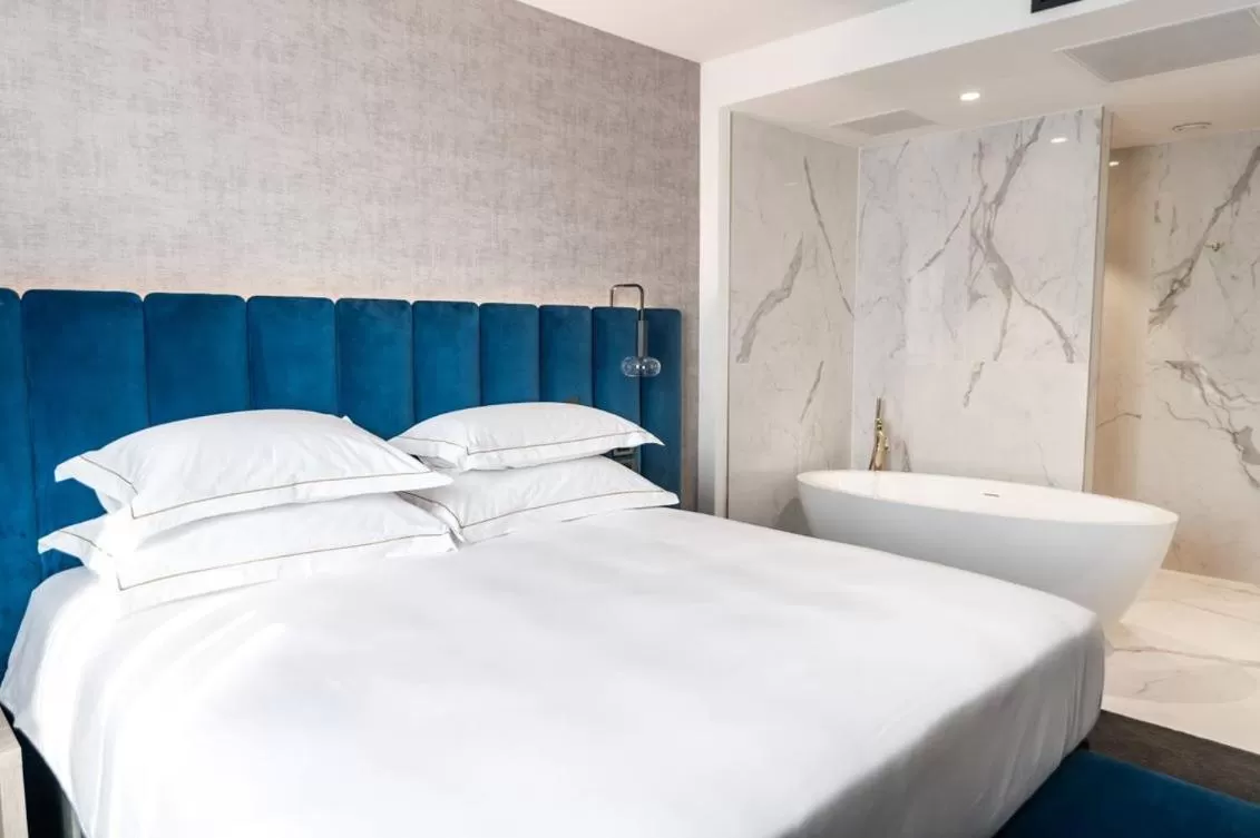 Bed in Elegans Hotel Brdo