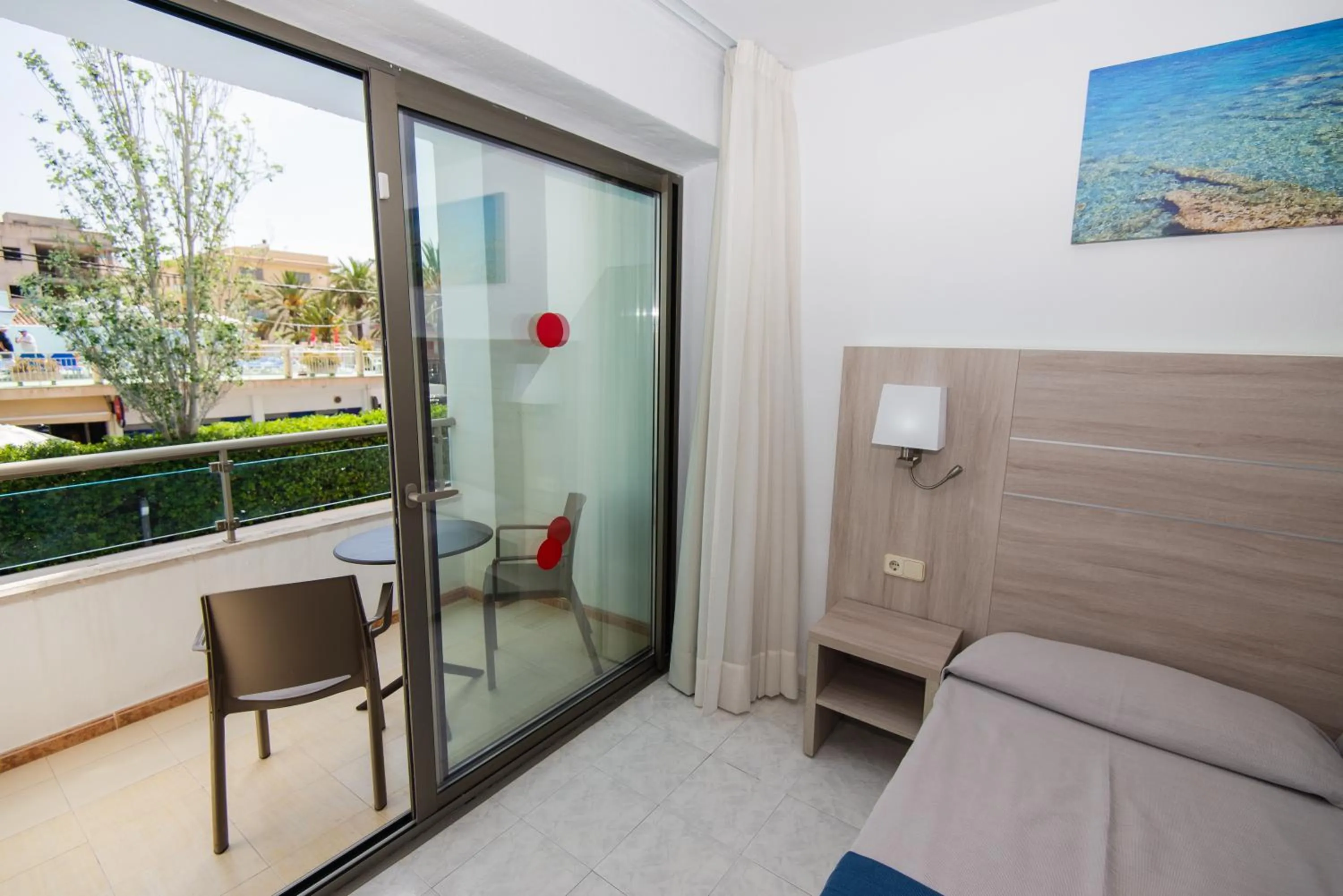 Balcony/Terrace, Bed in Hotel Bella Mar